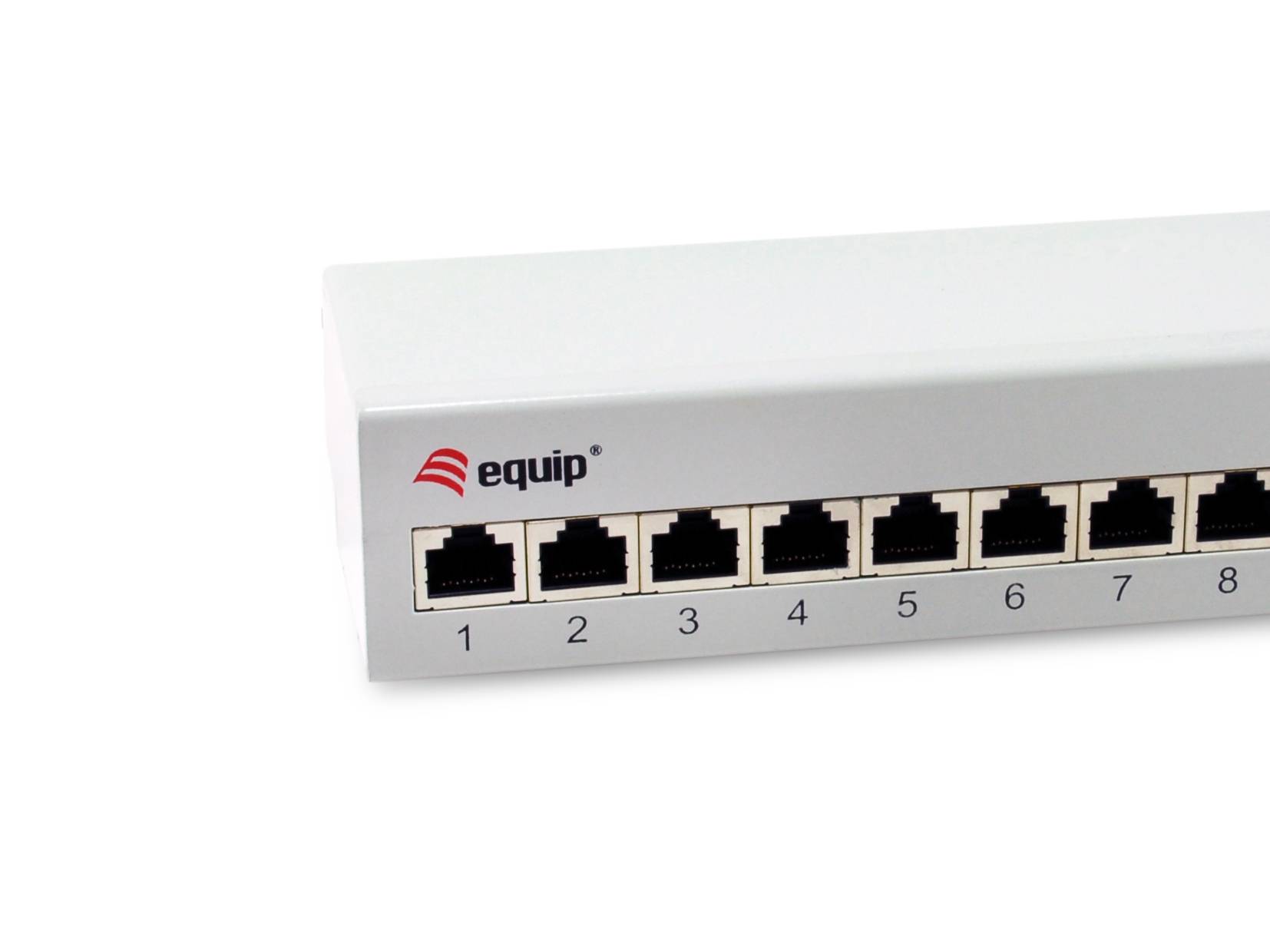 Ein silberner Equip-Netzwerk-Switch mit acht nummerierten Ethernet-Anschlüssen auf der Frontplatte.