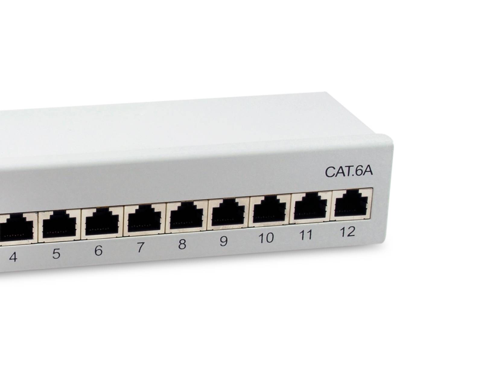 Nahaufnahme eines CAT.6A-Netzwerk-Switches mit 12 Ethernet-Anschlüssen, beschriftet von 4 bis 12, auf weißem Hintergrund.