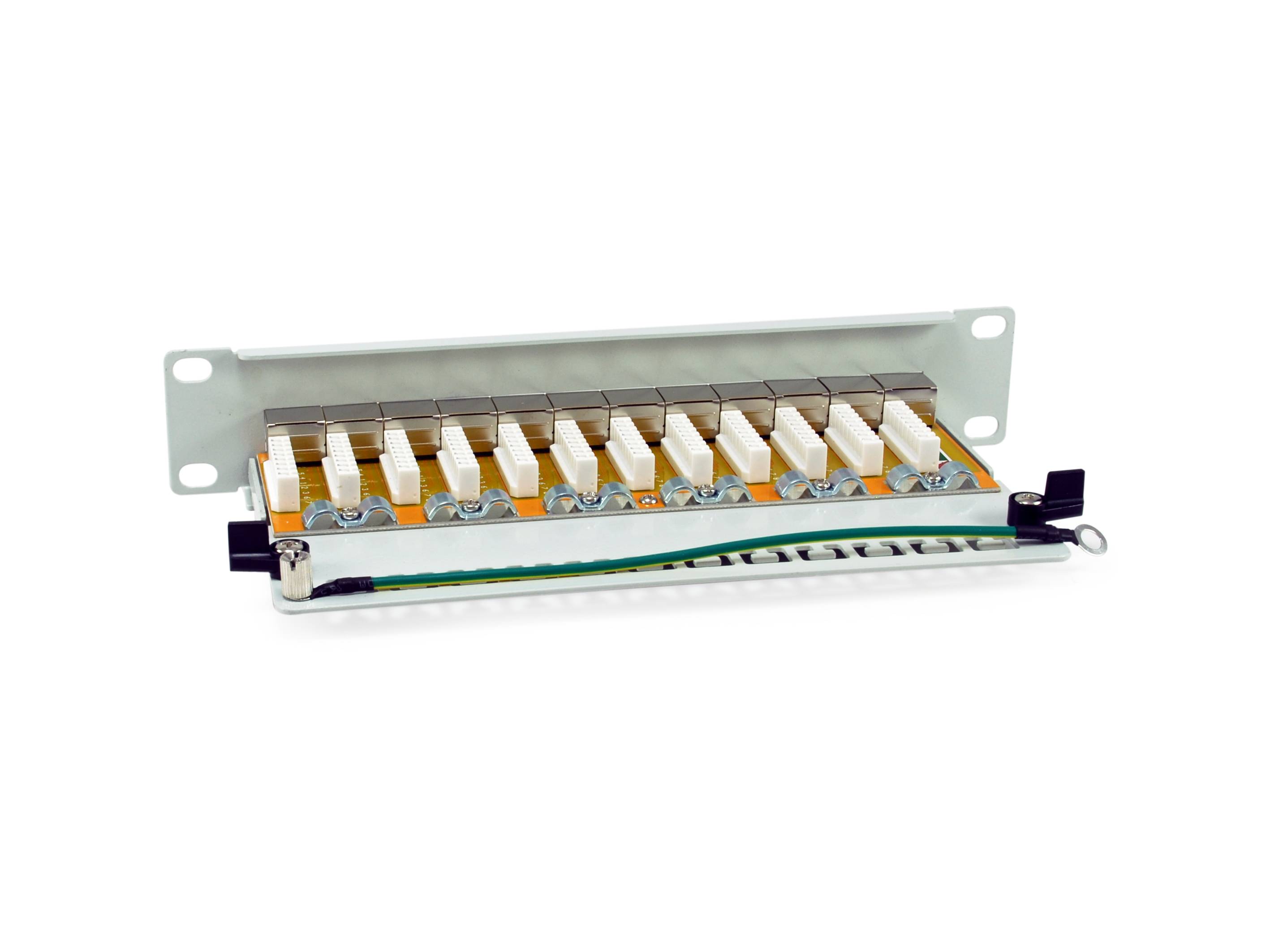 Punch-Down-Patchfeld mit mehreren RJ45-Ethernet-Anschlüssen auf einer Metallhalterung vor weißem Hintergrund montiert.