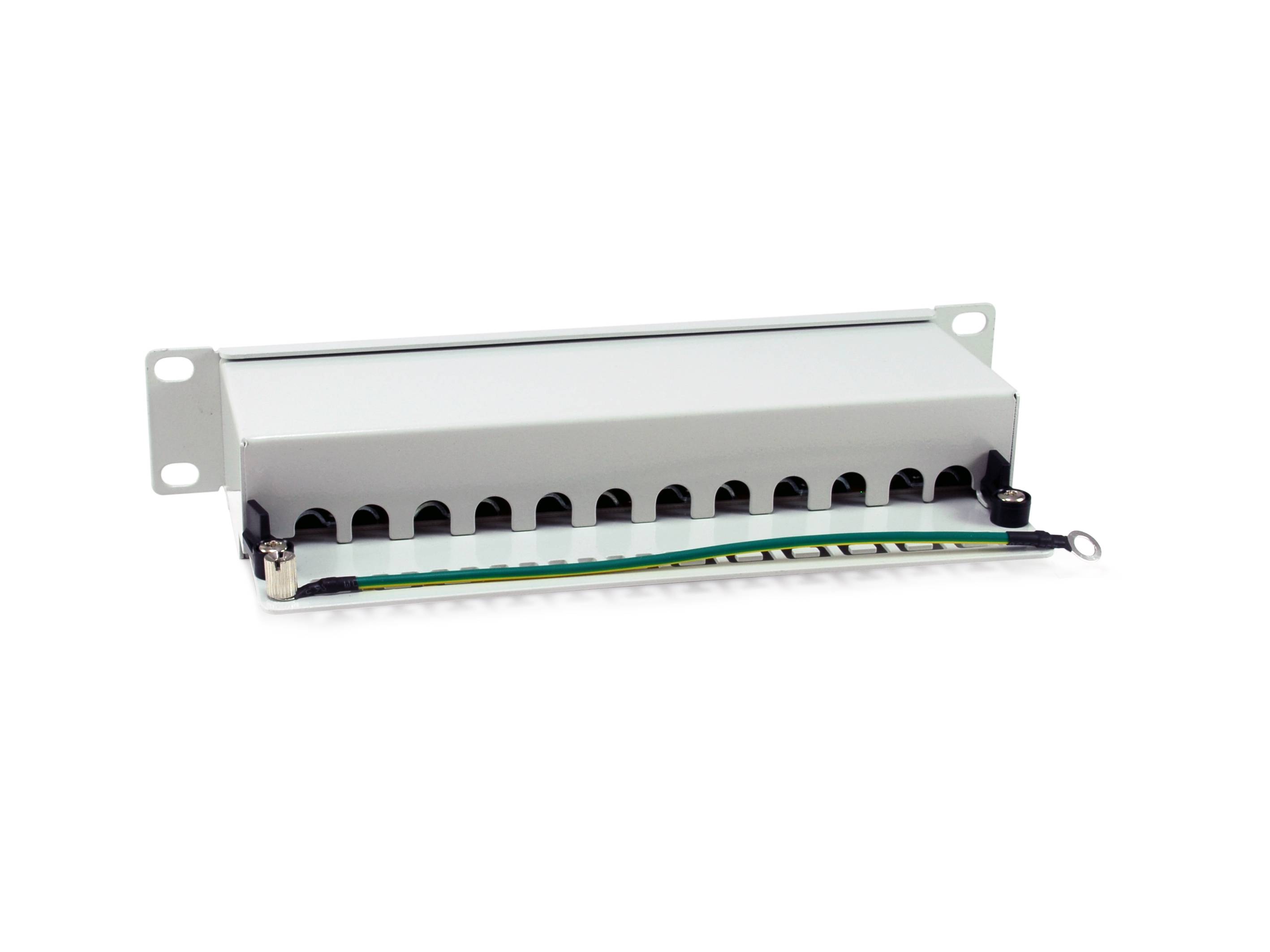 Metallische elektrische Anschlussleiste oder Stecker mit Befestigungsöhren und mehreren Kabelöffnungen, dargestellt vor weißem Hintergrund.