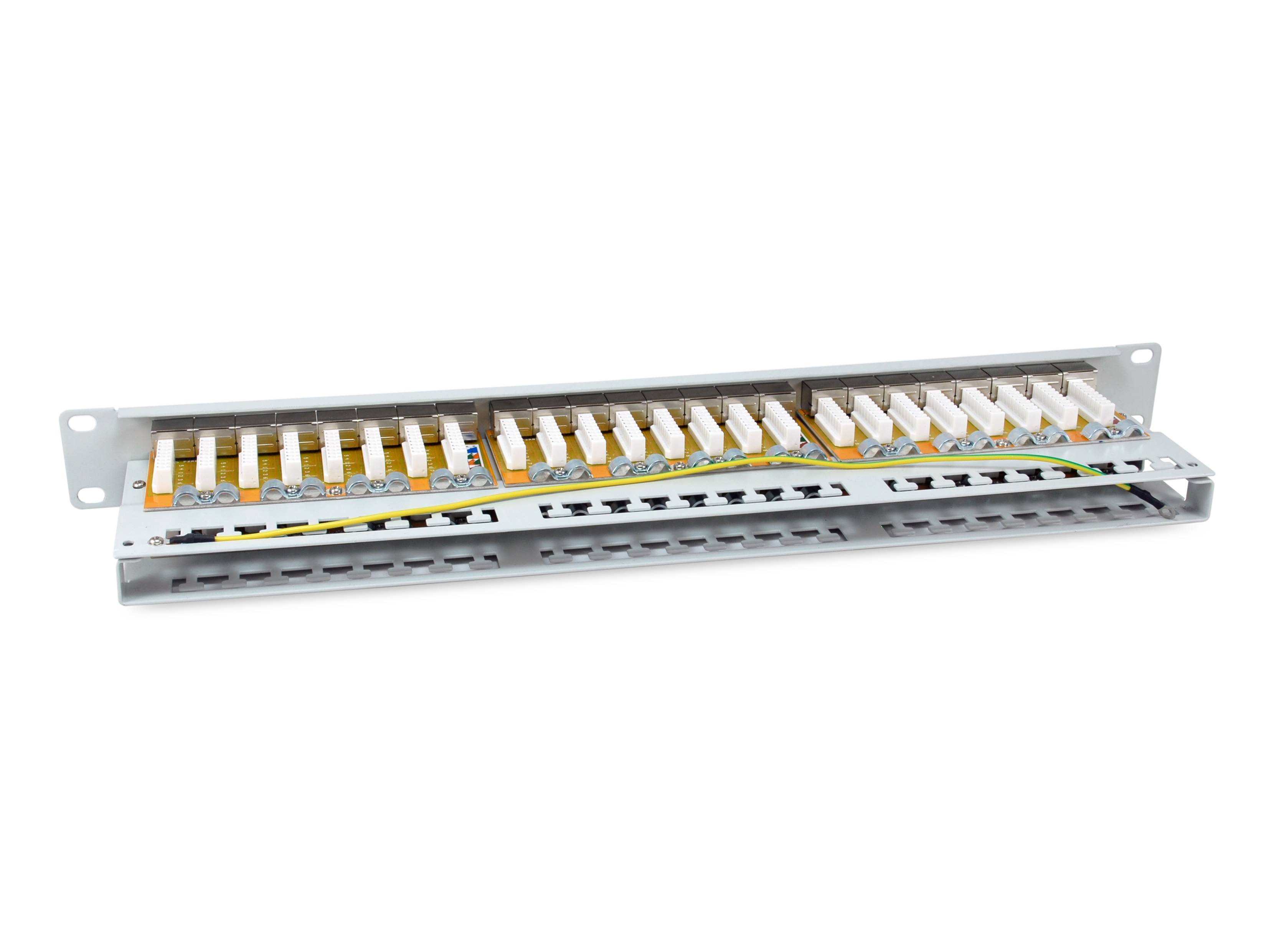24-Port-Ethernet-Patchfeld mit nummerierten RJ45-Buchsen und Metall-Rack-Montage-Halterungen auf weißem Hintergrund