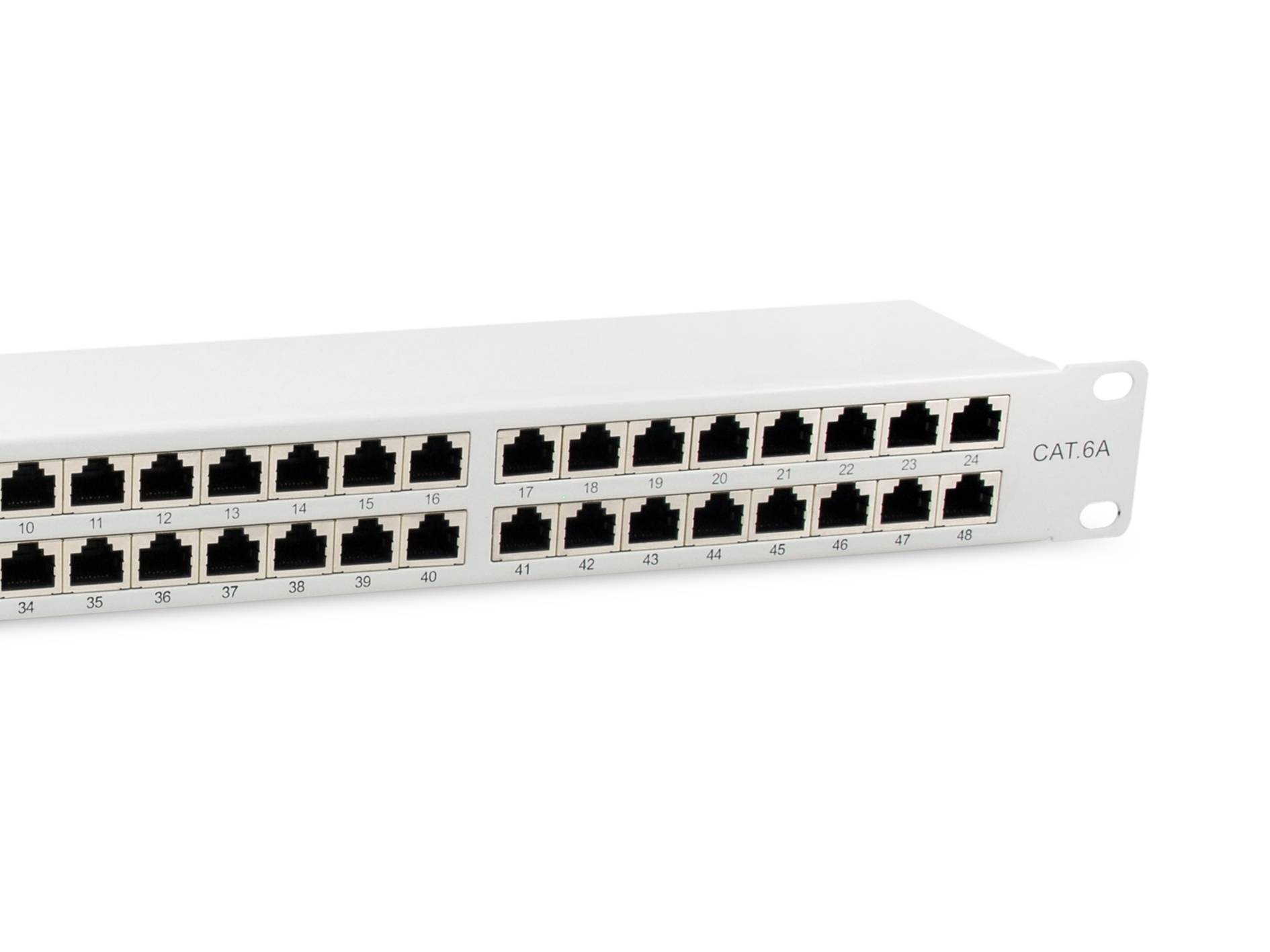 Weiße Cat6A-Patchpanel mit 48 nummerierten Ethernet-Anschlüssen auf einer Rack-Mount-Frontplatte.