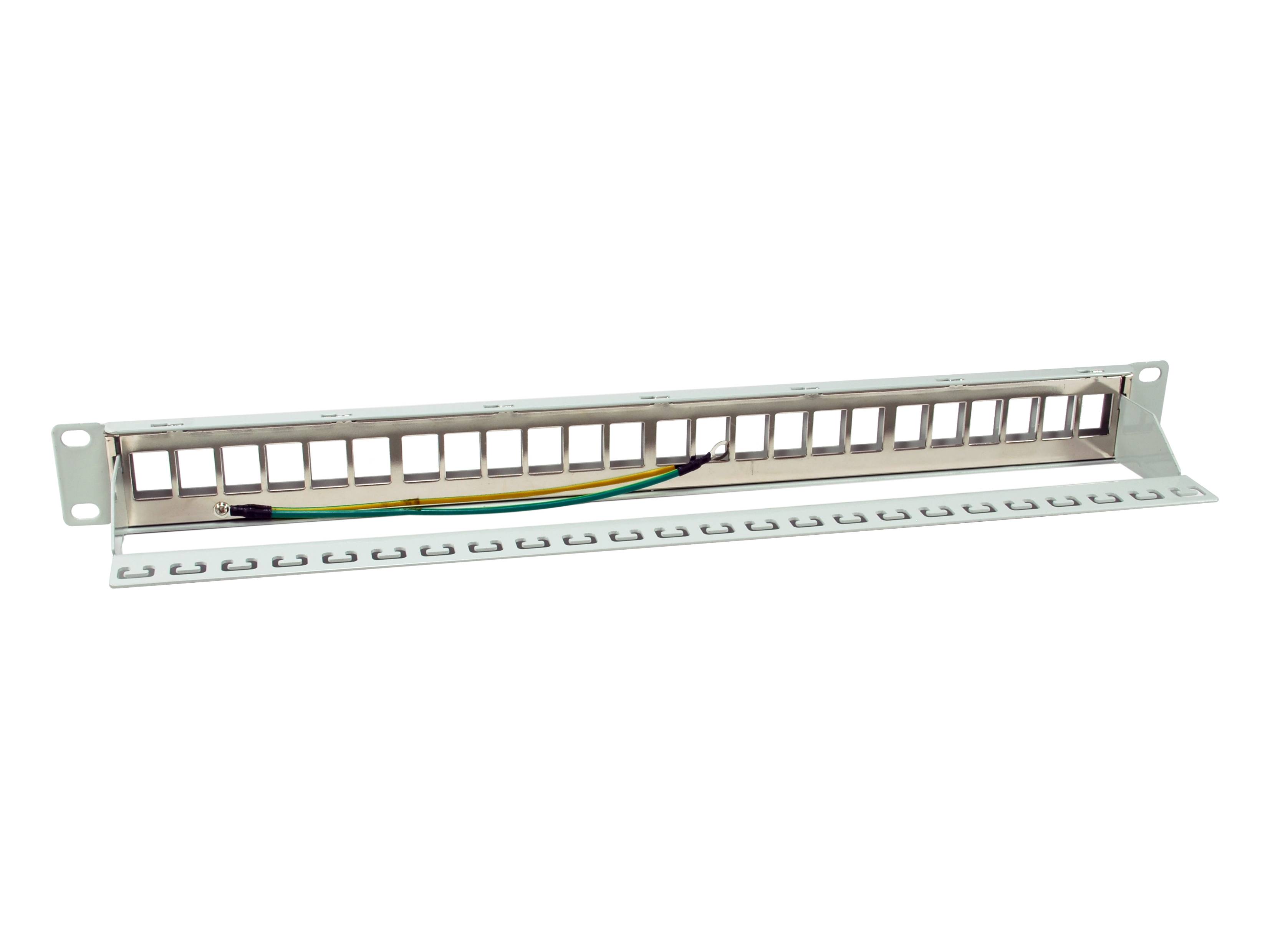 Leeres 1U-Rack-Mount-Patchfeld mit 24 nummerierten Anschlüssen und einer hinteren Kabelmanagement-Leiste, dargestellt auf weißem Hintergrund.