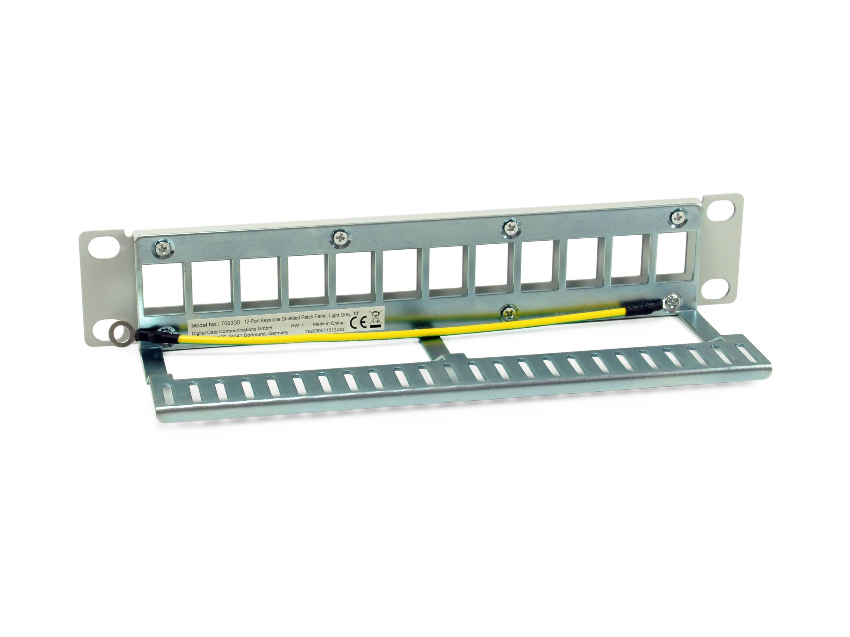 Metallische wandmontierte Kabelorganisationshalterung mit schwenkbarem Frontpanel und mehreren rechteckigen Schlitzen, gezeigt mit einem gelben Kabel innen.