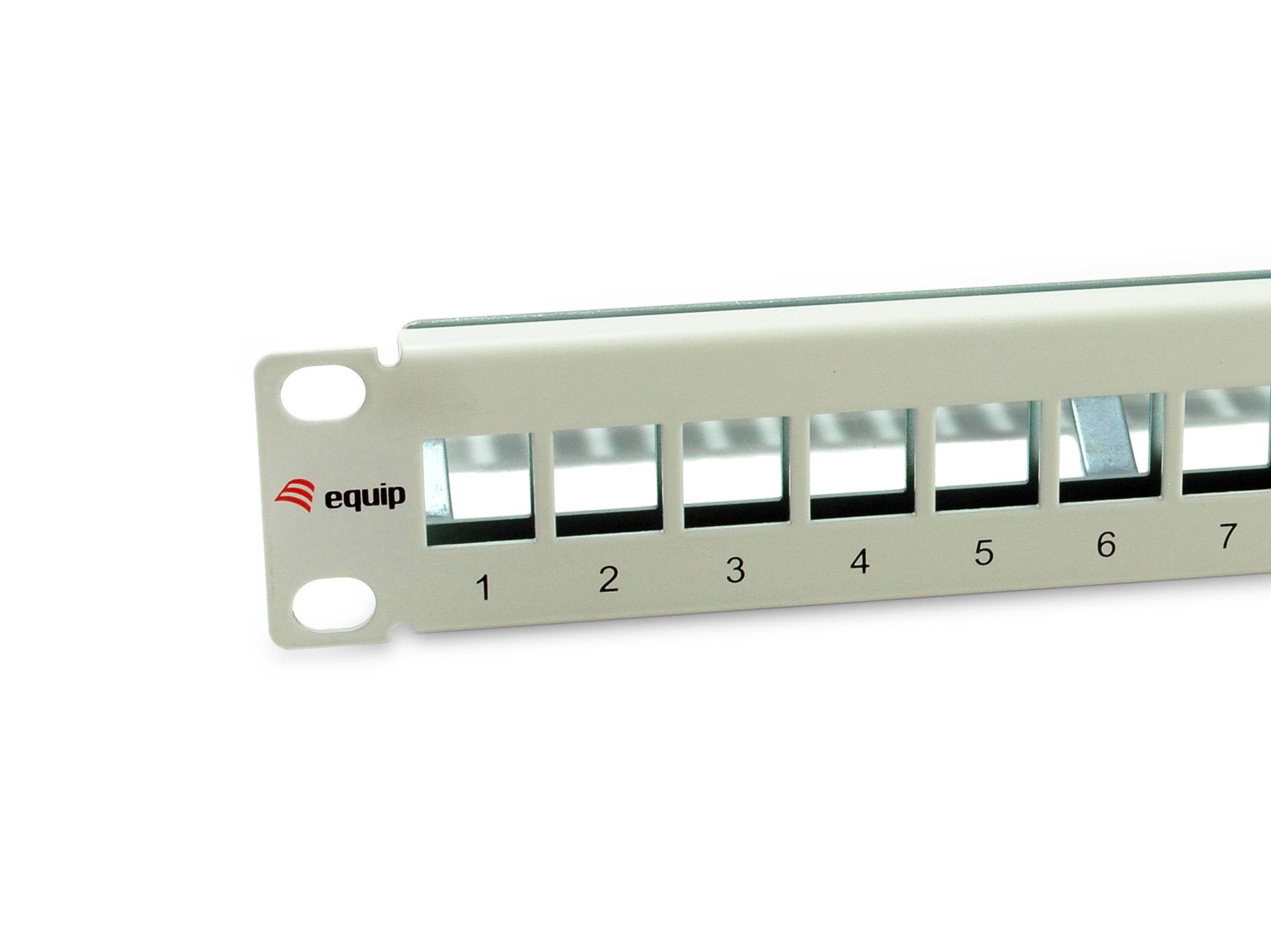 Ein 7-Port-Netzwerk-Patchpanel mit nummerierten Ethernet-Buchsen, auf weißem Hintergrund dargestellt.