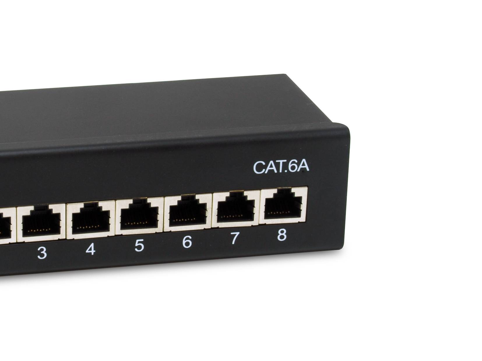 Schwarzer CAT.6A-Netzwerk-Switch oder Patchfeld mit nummerierten Ethernet-Anschlüssen 3 bis 8 auf der Vorderseite.