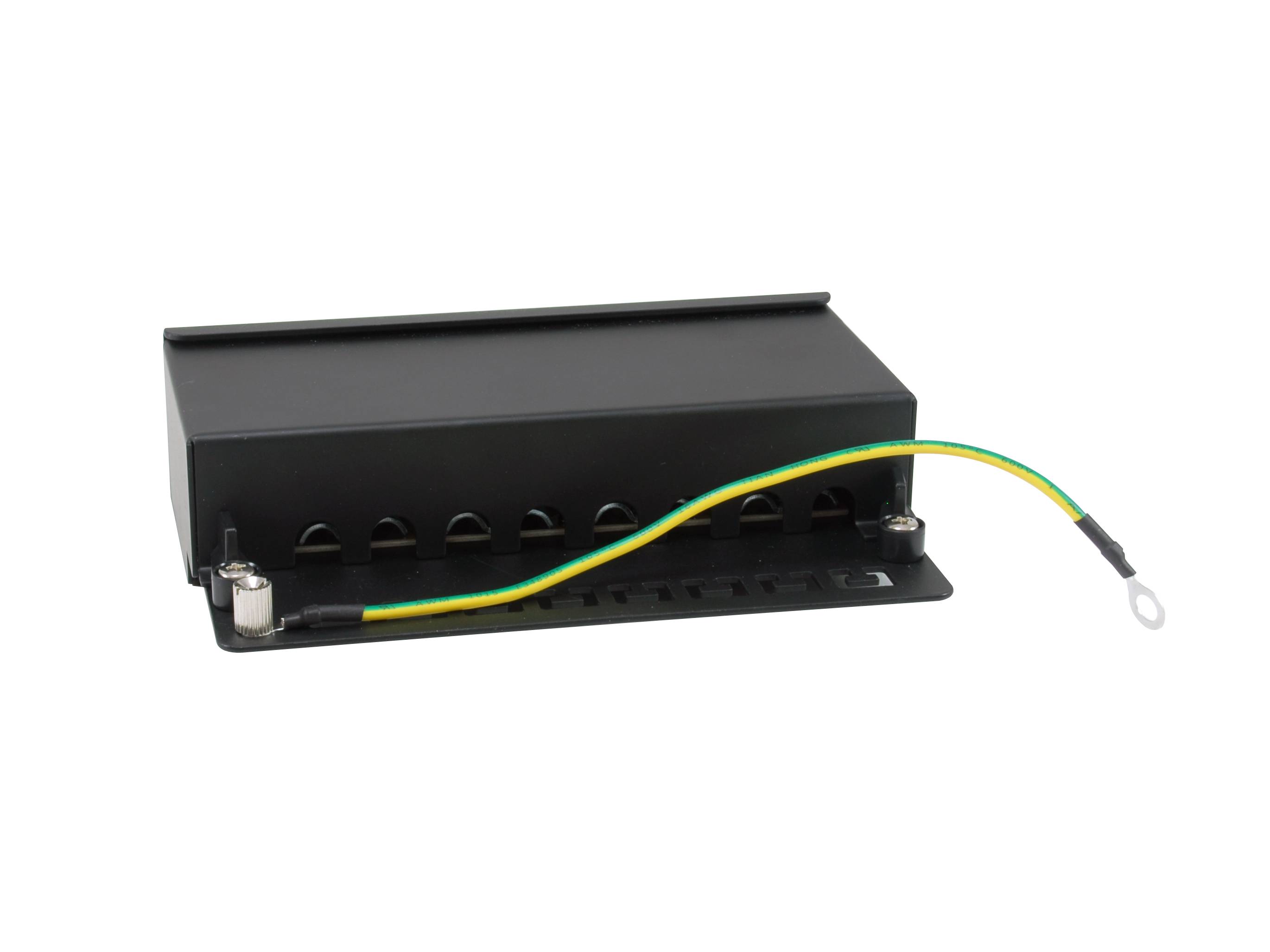 Schwarzes rechteckiges Elektromodul mit gelbgrünem Erdungskabel und Ringöse an der Vorderseite befestigt.