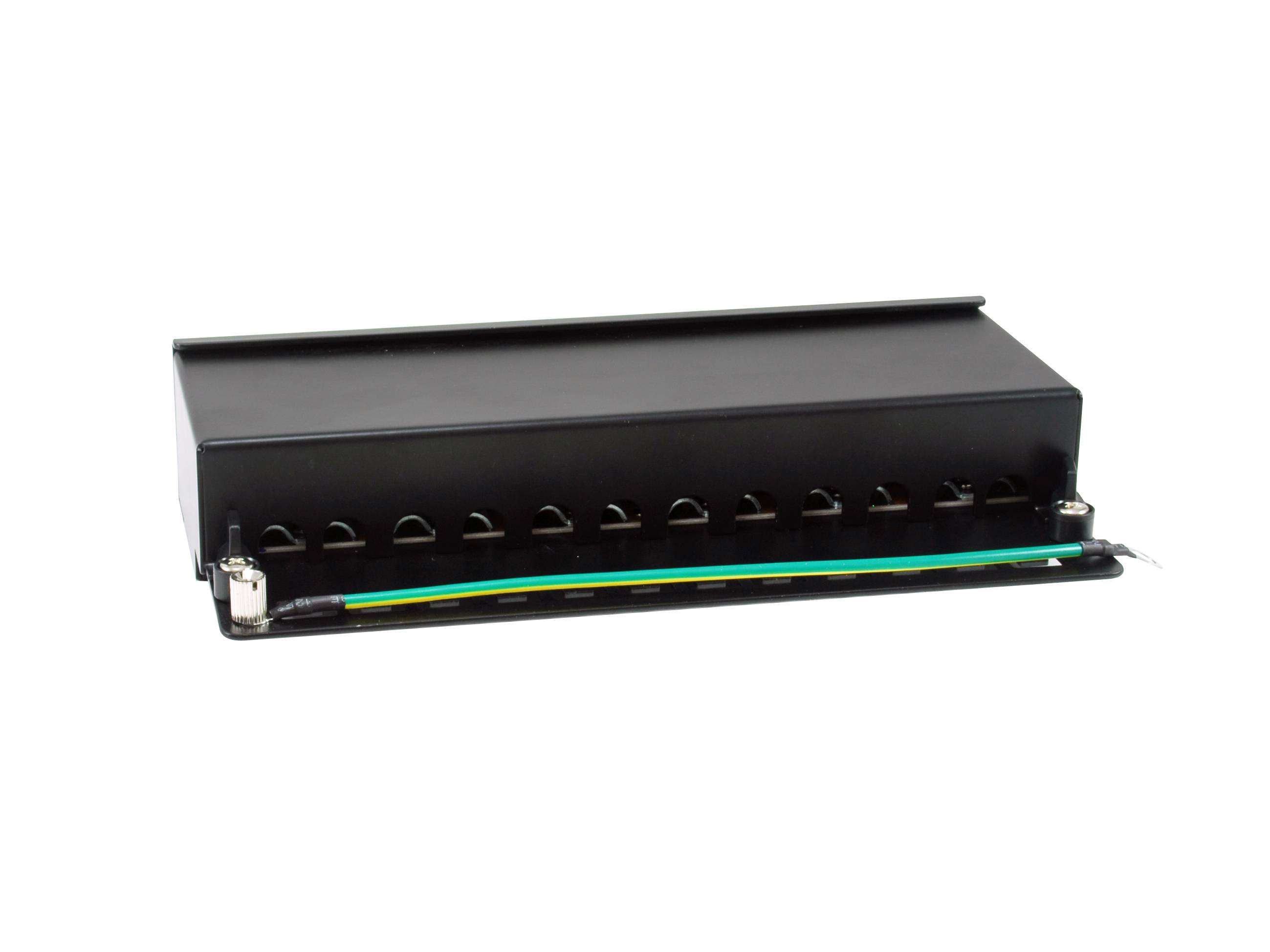Schwarzes rechteckiges elektronisches Gerät mit mehreren vorderen Kabelanschlüssen und einem farbigen Kabel, das sich entlang der Unterseite auf weißem Hintergrund erstreckt.