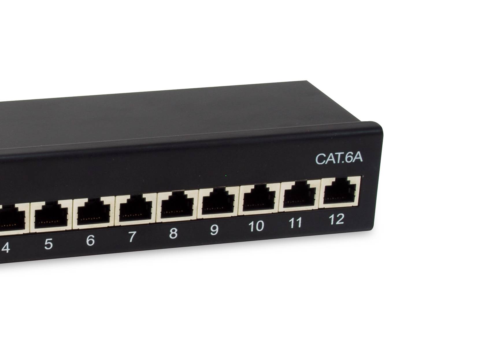 Schwarzes 12er-Port-CAT6A-Ethernet-Netzwerk-Patchfeld mit sichtbaren nummerierten RJ45-Anschlüssen.