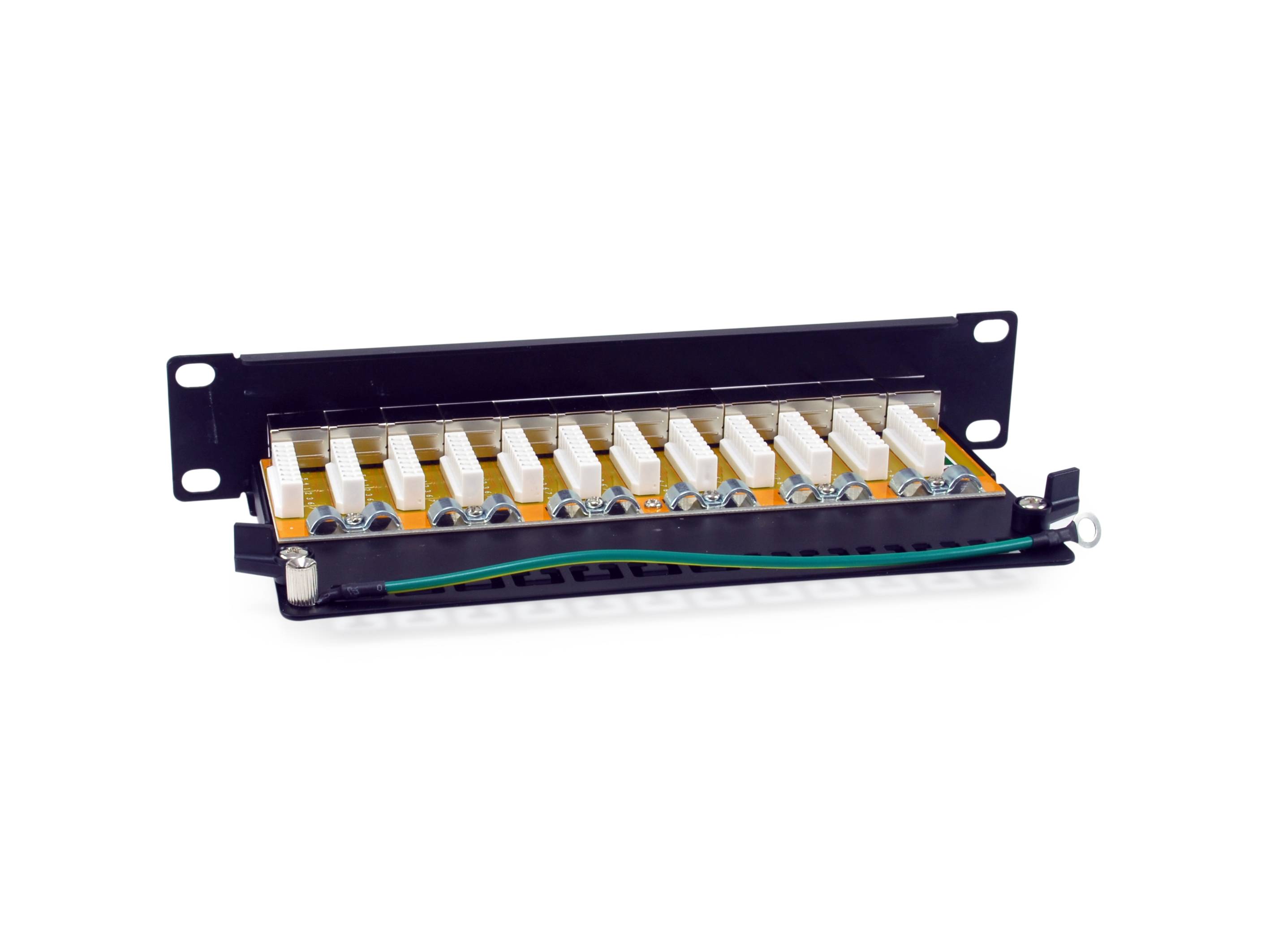 Rack-montiertes Glasfaser-Patchfeld mit mehreren weißen Steckerports und einem angeschlossenen grünen Kabel.