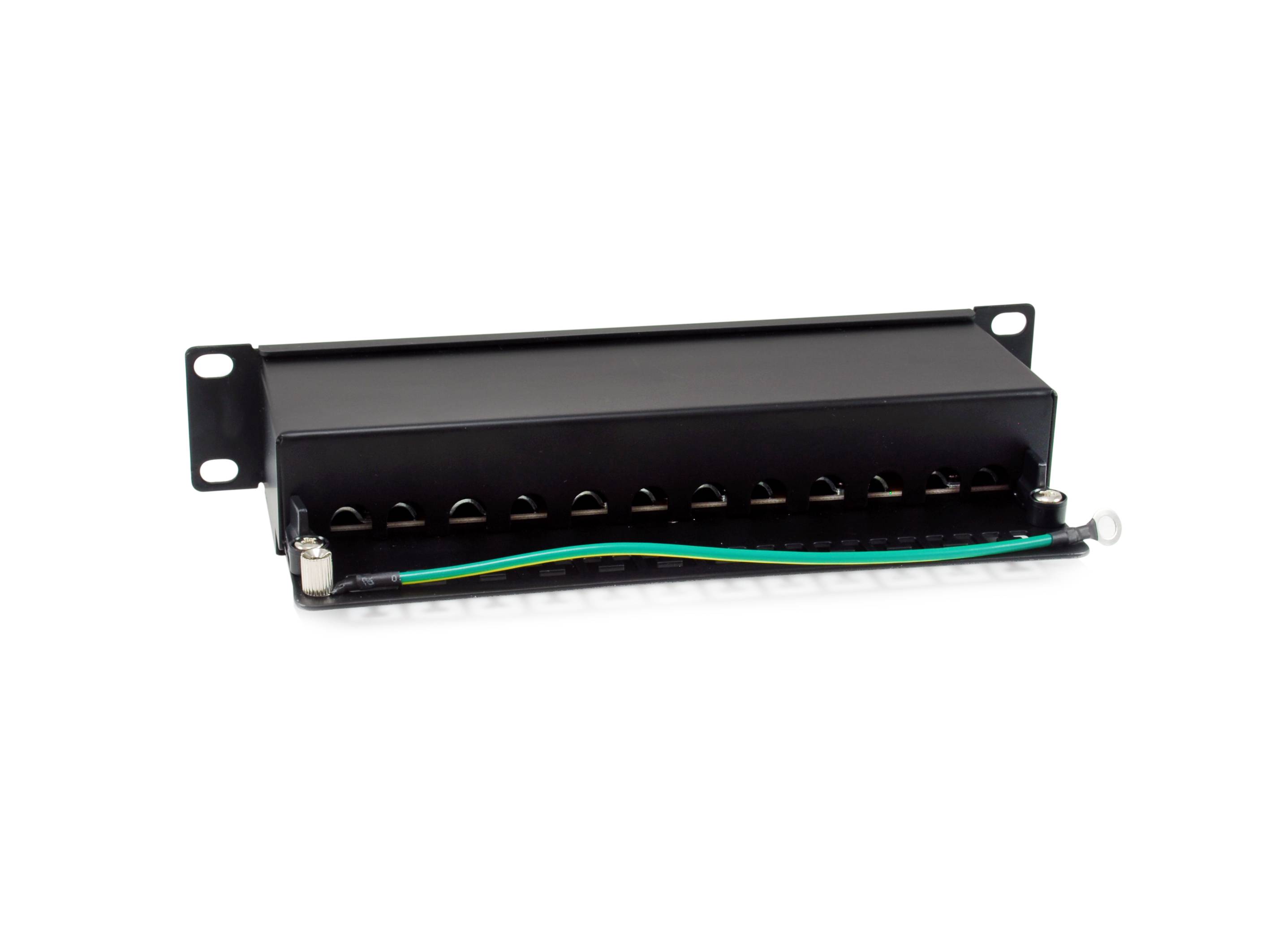 Schwarzes rechteckiges Elektronikmodul mit Befestigungsöhren und einer Reihe von Frontanschlüssen, dargestellt auf weißem Hintergrund mit angeschlossenem grünem Kabel.