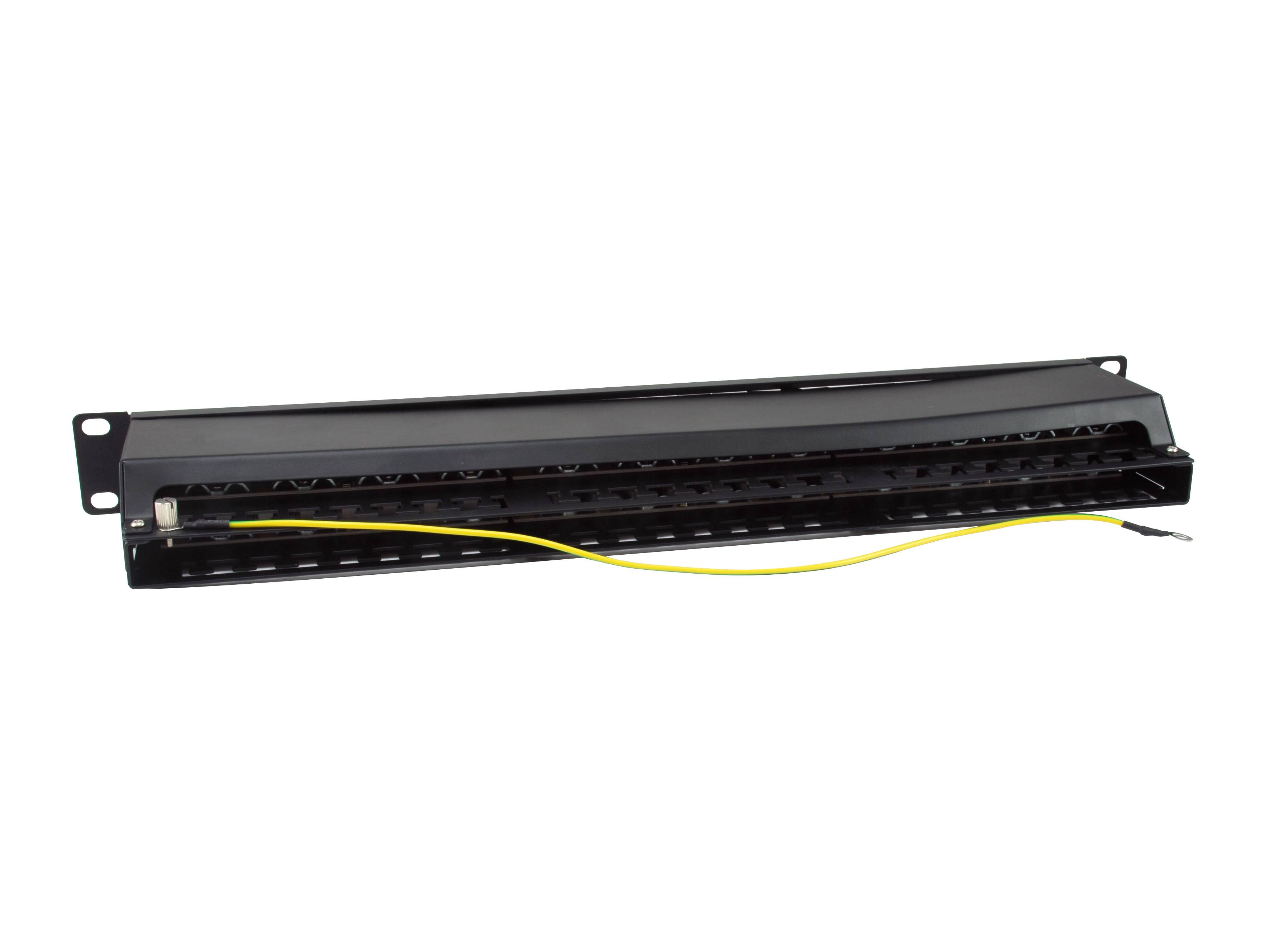 Schwarzes Rack-Mount-Patchfeld mit einem gelben Kabel, das in die Frontports auf weißem Hintergrund eingesteckt ist.
