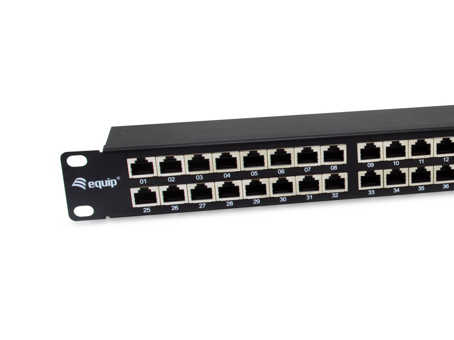 Schwarzes 48-Port-Netzwerk-Patchfeld mit nummerierten Ethernet-Buchsen und Equip-Logo auf weißem Hintergrund