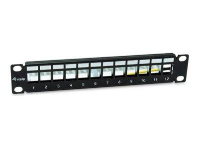 Schwarzes 12-Port-Netzwerk-Patchfeld mit nummerierten Anschlüssen und Rack-Montage-Halterungen auf weißem Hintergrund.