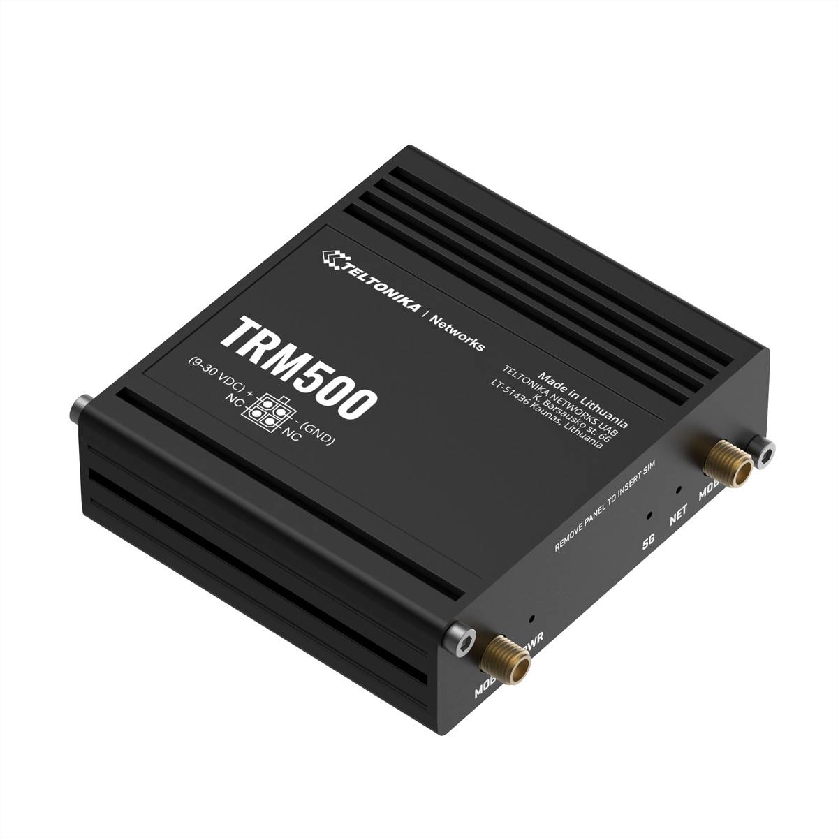 Schwarzes Teltonika Networks TRM500 5G-Modem in einem gerippten Metallgehäuse, dargestellt in einer angewinkelten Produktansicht mit Antennenanschlüssen.