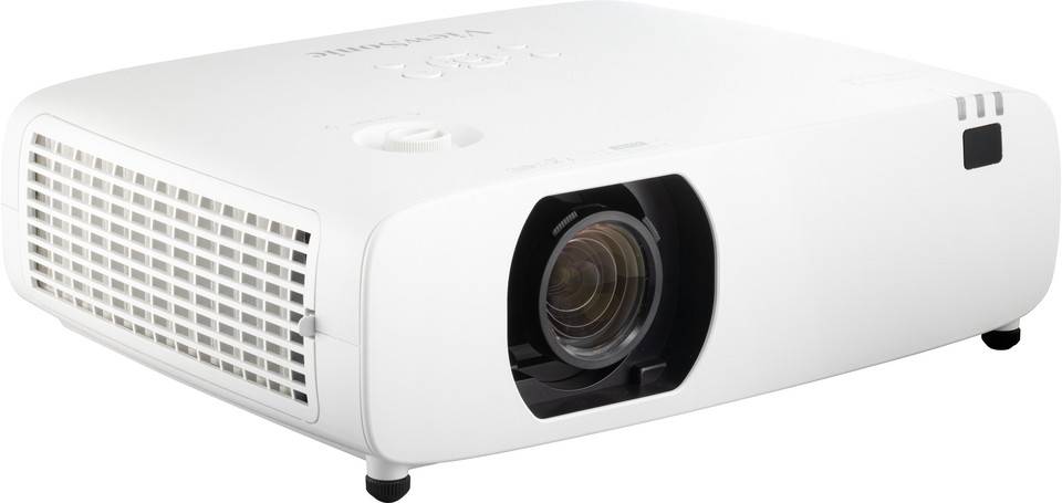 Ein weißer Multimediaprojector, nach rechts geneigt, der sein Objektiv und die Lüftungsschlitze zeigt, konzipiert für die Darstellung visueller Präsentationen.