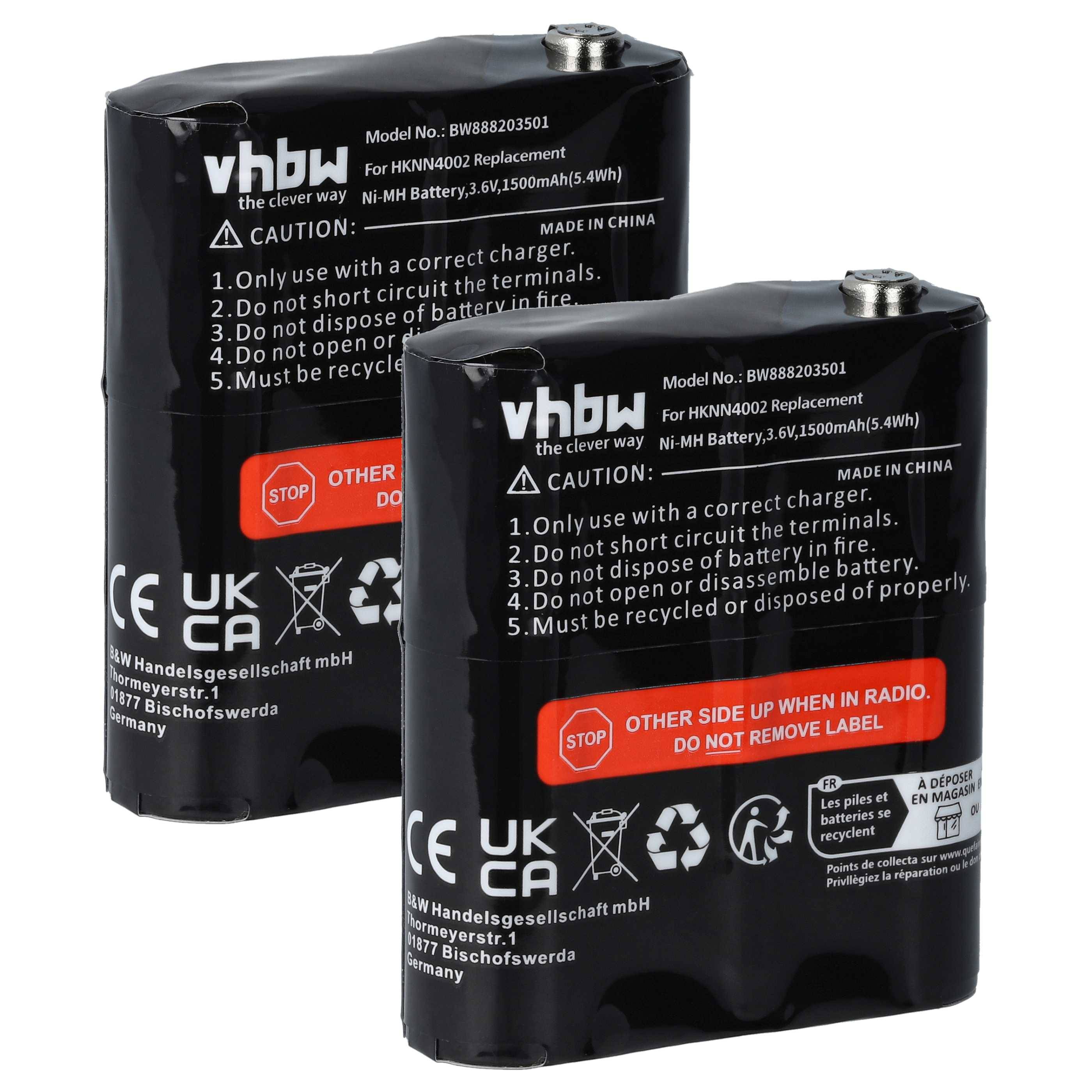 Zwei schwarze wiederaufladbare Batterien mit Warnaufklebern, eine leicht vor der anderen. Die Etiketten enthalten die Marke 