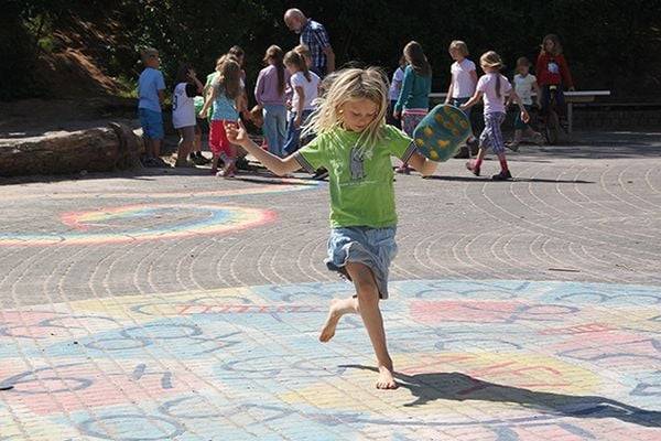 Hüpf- und Murmelspiele