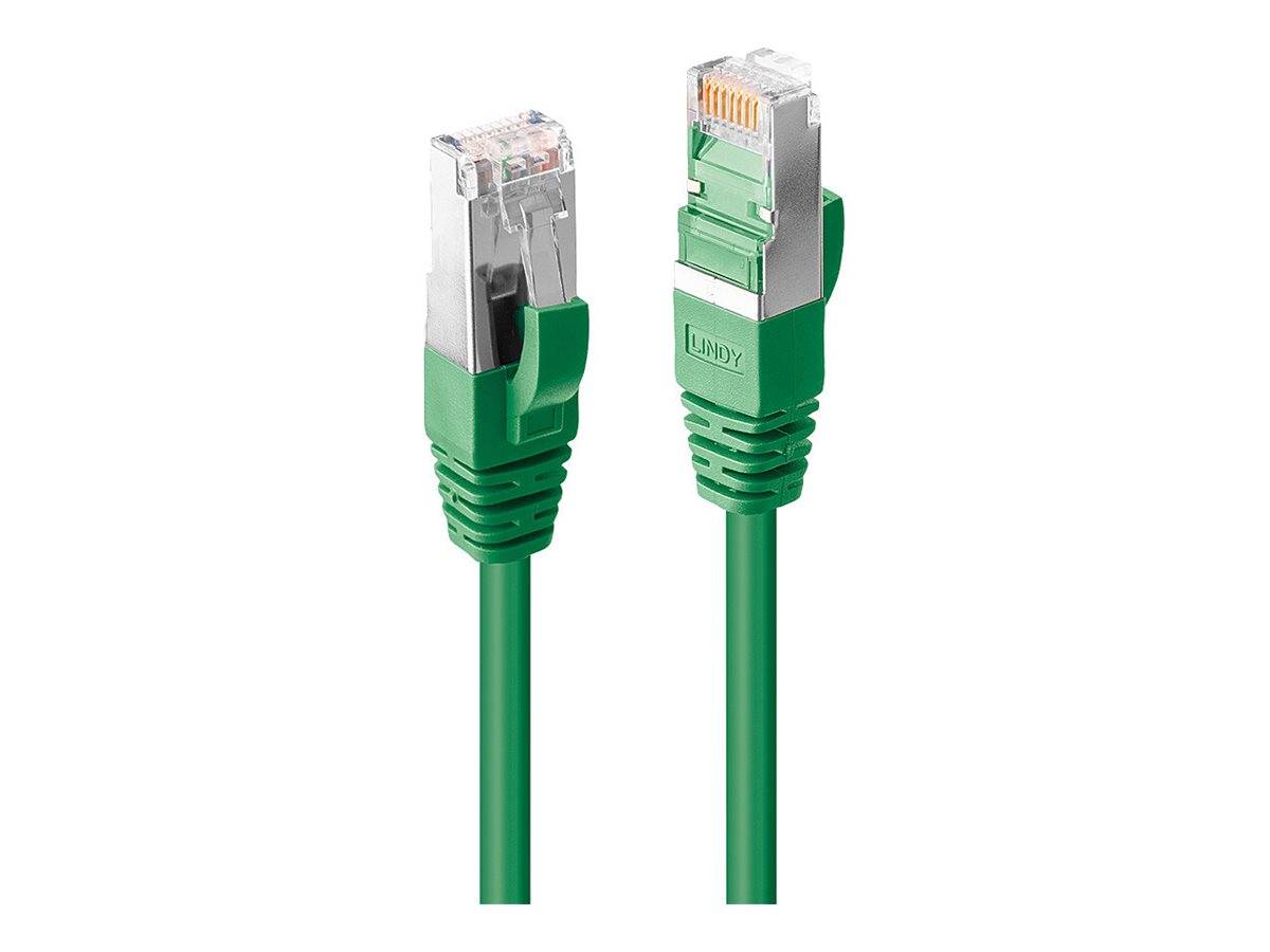 Zwei grüne Ethernet-Kabel mit RJ45-Steckern, eines mit dem Steckerendes und eines mit dem Buchsenende, auf weißem Hintergrund.