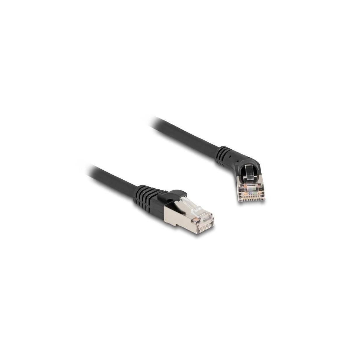 Ein schwarzes Ethernet-Kabel mit Metallsteckern an beiden Enden, verwendet für Netzwerkverbindungen und Datenübertragung.