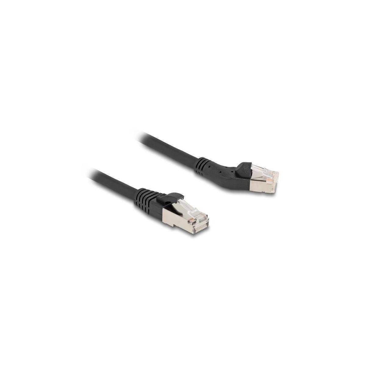 Zwei schwarze Ethernet-Kabel mit Metallsteckern, die in entgegengesetzte Richtungen auf einem weißen Hintergrund zeigen.