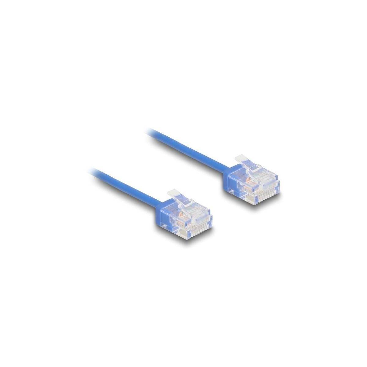 Zwei blaue Ethernet-Kabel mit transparenten Steckern auf einem weißen Hintergrund, verwendet für Netzwerkverbindungen.