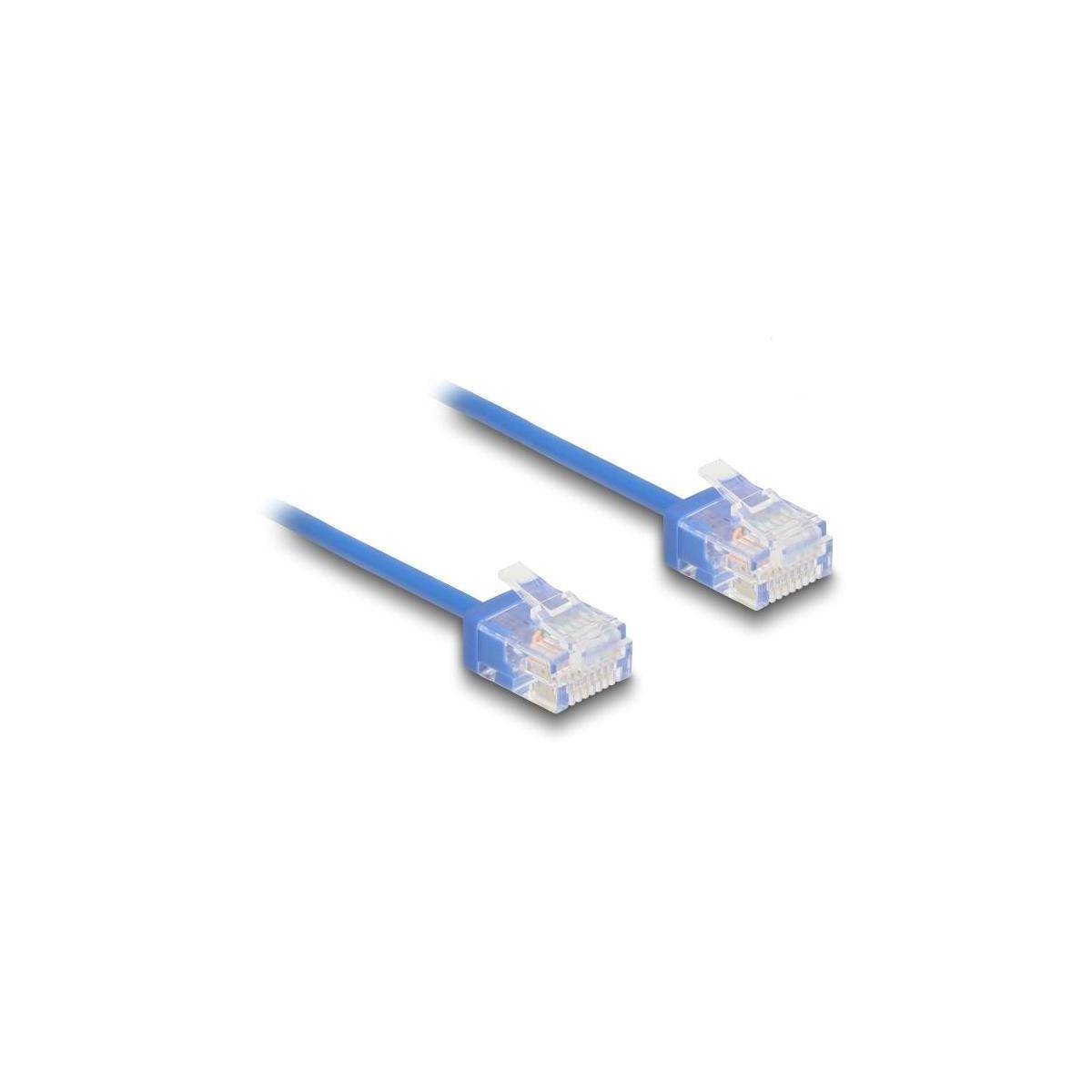 „Eine Nahaufnahme von zwei blauen Ethernet-Kabeln mit durchsichtigen Steckern auf weißem Hintergrund.