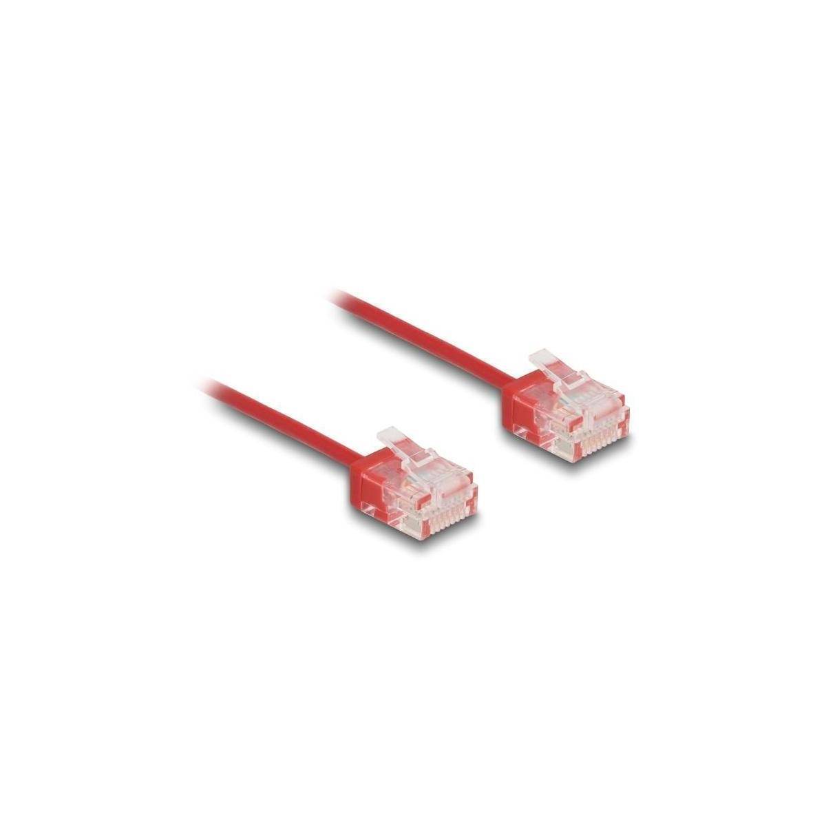 Zwei rote Ethernet-Kabel mit transparenten Steckern, vor einem weißen Hintergrund platziert.