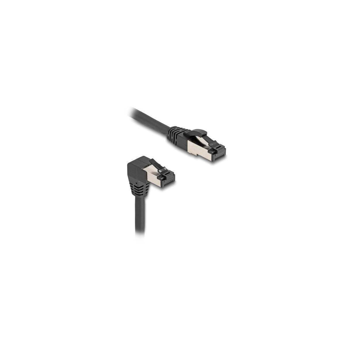 Zwei schwarze Ethernet-Kabel mit Winkelsteckern.