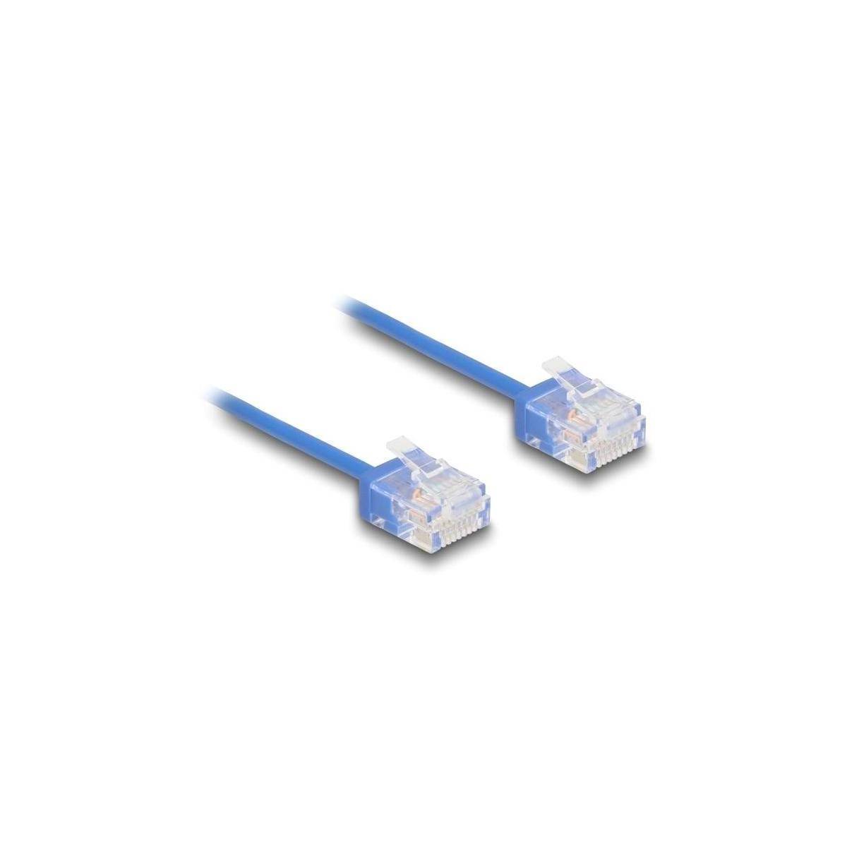 Ein blau Ethernet-Kabel mit RJ45-Steckern an beiden Enden, verwendet für Netzwerkverbindungen.