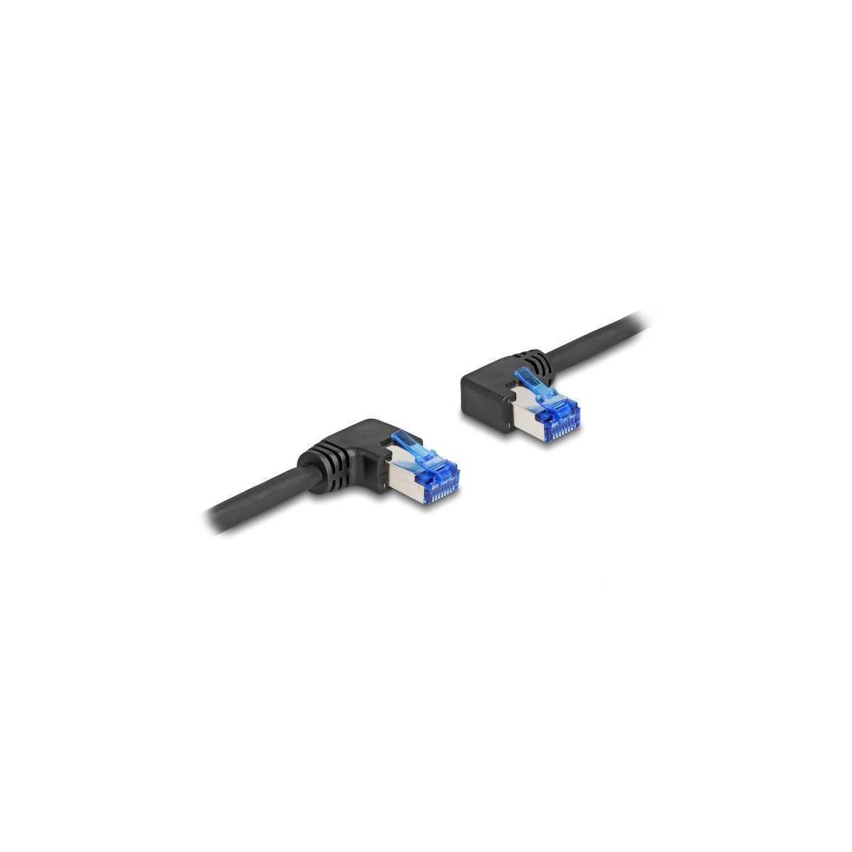 Ein schwarzes Ethernet-Kabel mit Winkelsteckern, die auf beiden Seiten blaue abgeschirmte Stecker aufweisen.