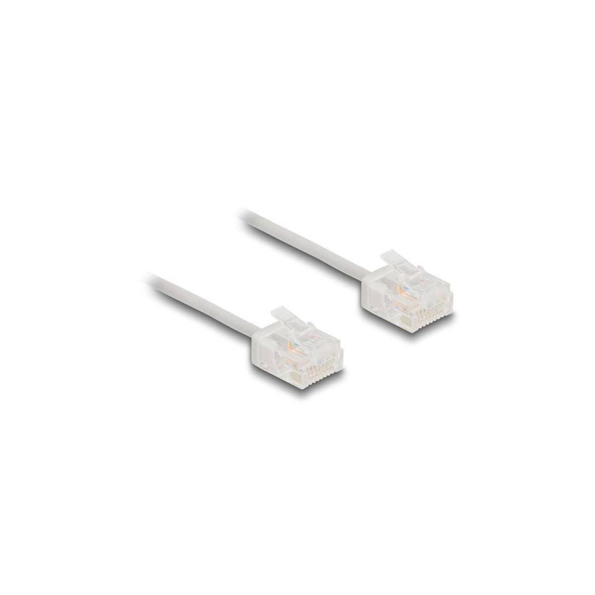 Ein weißes Telefon-Kabel mit Anschlüssen an beiden Enden, das zum Verbinden von Festnetztelefonen mit Wanddosen verwendet wird.