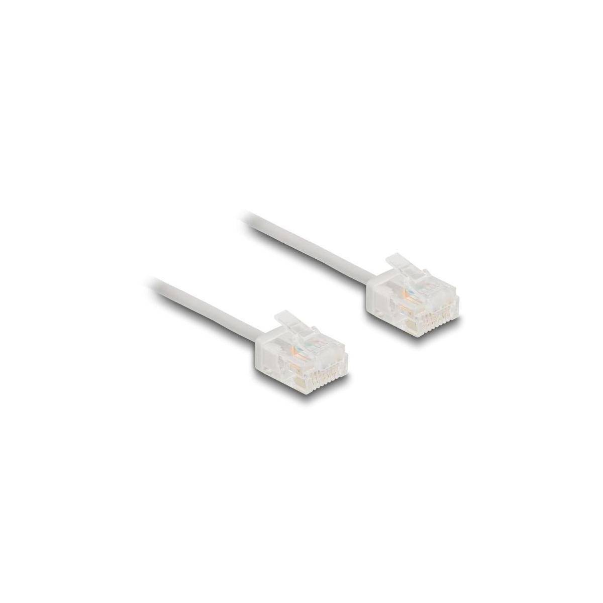 Zwei flache, weiße Telefonkabel mit durchsichtigen, rechteckigen Steckern an jedem Ende, die auf einem einfarbigen weißen Hintergrund liegen.