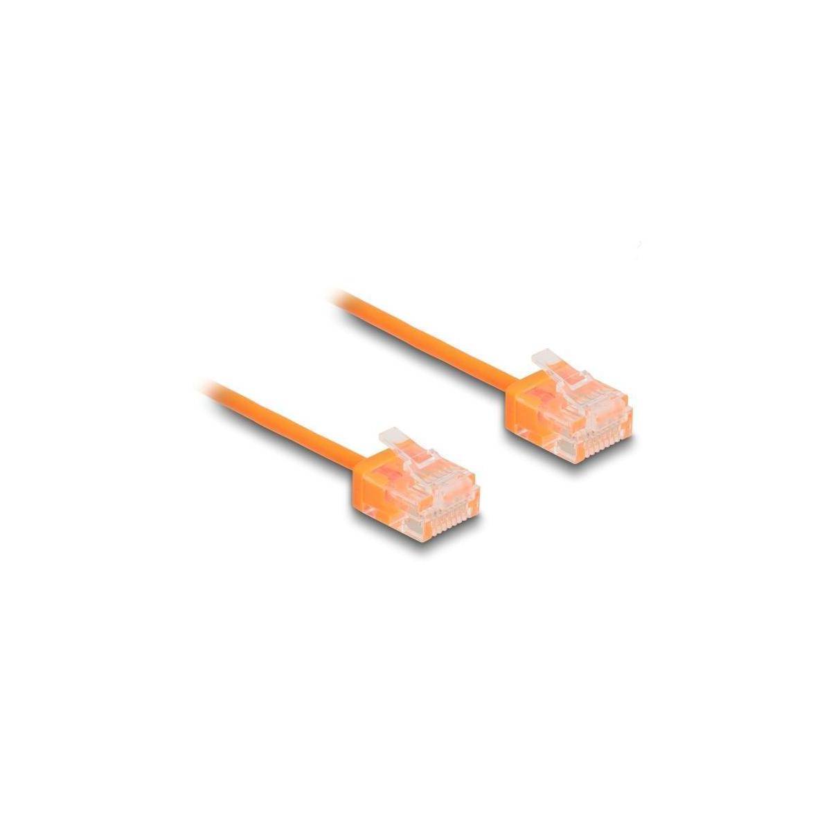 Orangefarbenes Ethernet-Kabel mit Steckern an beiden Enden, verwendet für Netzwerkverbindungen.