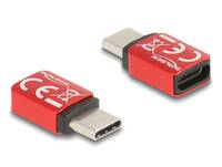 Zwei rote USB-Adapter auf weißem Hintergrund, einer USB-C und einer Micro-USB mit männlichen Steckverbindern.