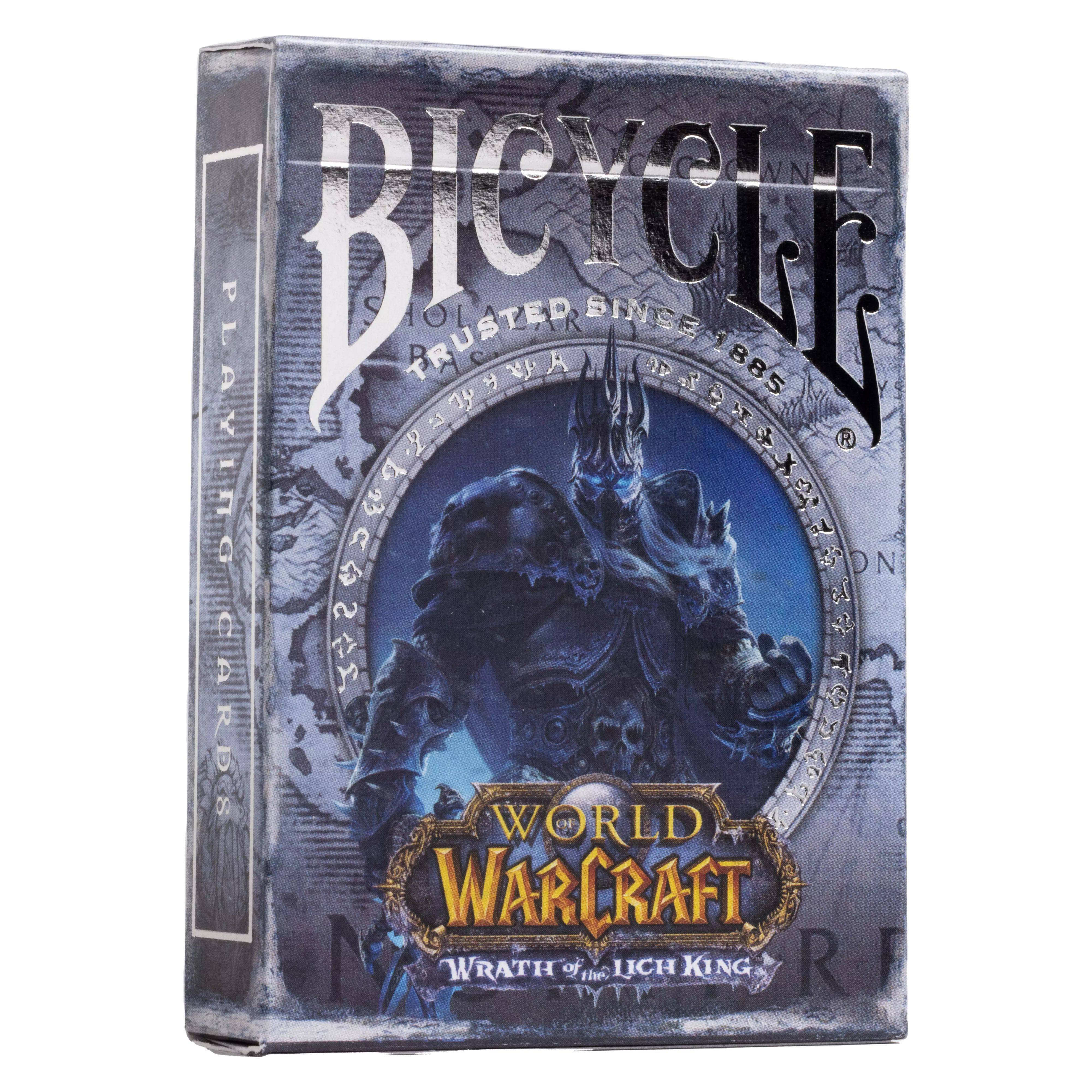 Eine Bicycle Spielkartenstapel-Schachtel mit World of Warcraft: Wrath of the Lich King Artwork und dem Lichkönig auf der Vorderseite.