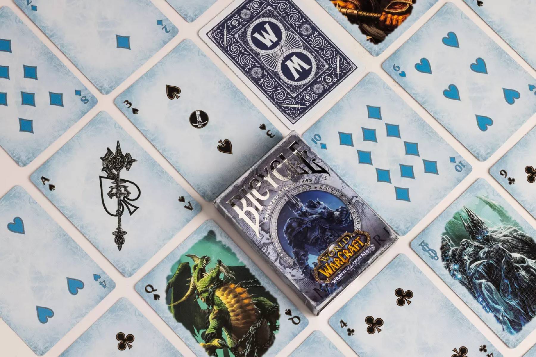 Verschiedene Spielkarten, die um eine World of Warcraft „Bicic