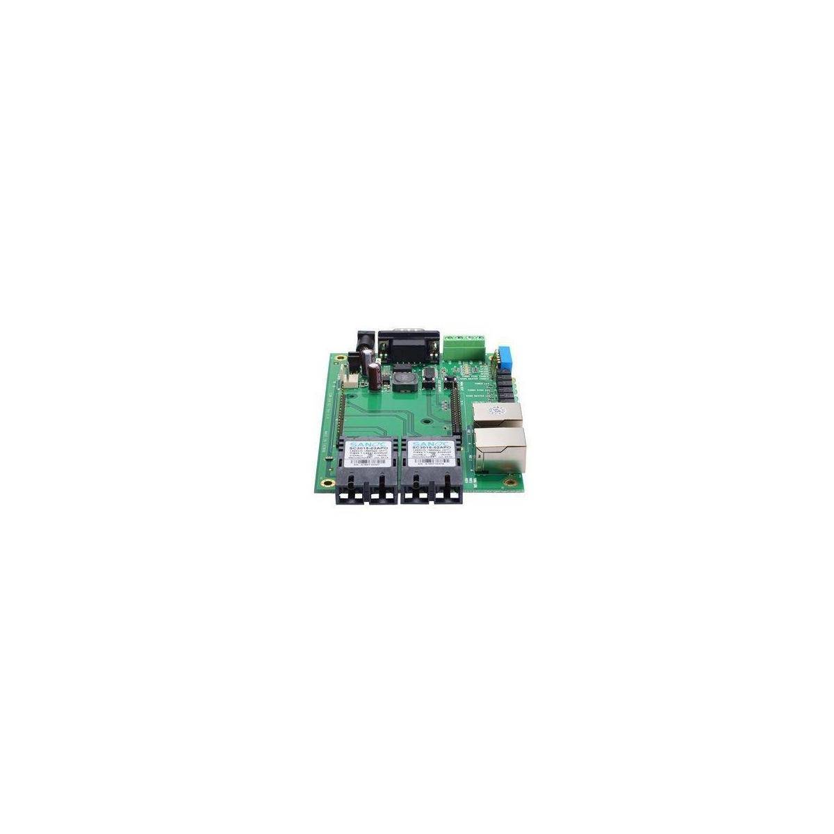 Eine grüne Leiterplatte mit verschiedenen elektronischen Komponenten, einschließlich eines Netzwerkanschlusses und mehrerer Chips, für elektronische Anwendungen.