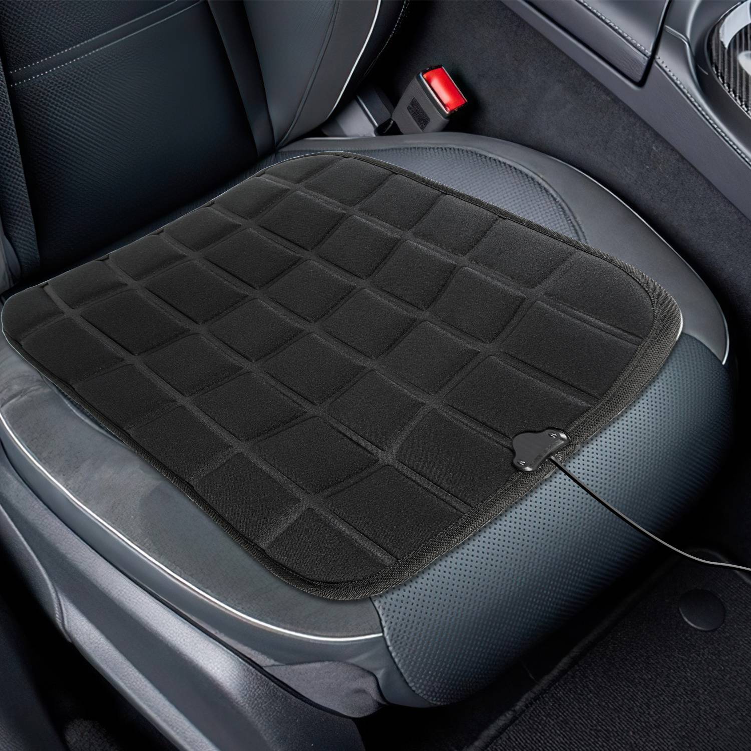 Heizkissen für den Autositz auf dem vorderen Beifahrersitz platziert, mit einem Stromkabel, das angesteckt ist und zum Armaturenbrett geführt wird.