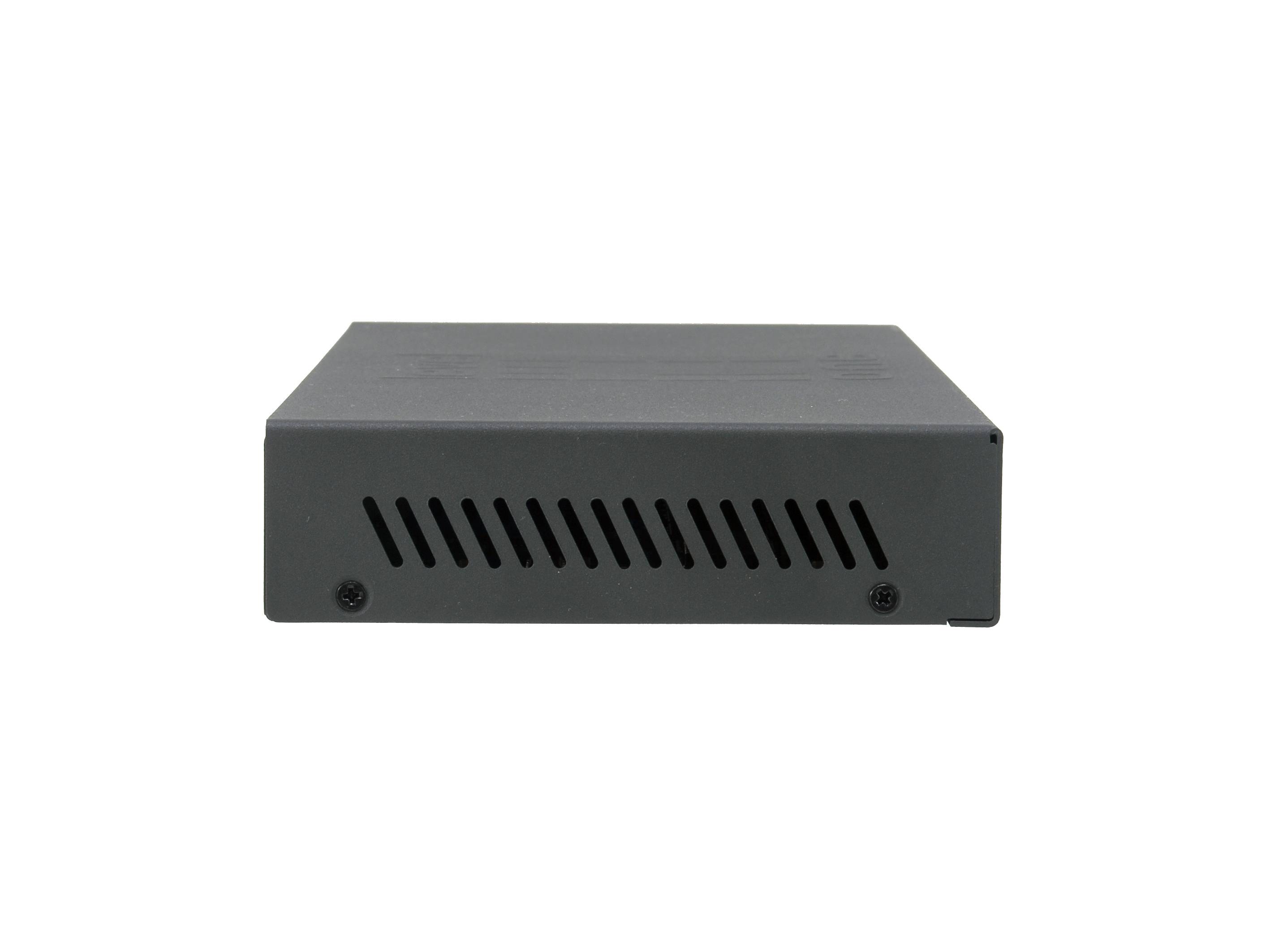 Schwarzes rechteckiges elektronisches Gerät mit Lüftungsschlitzen an der Vorderseite und zwei sichtbaren Schrauben, auf weißem Hintergrund dargestellt.