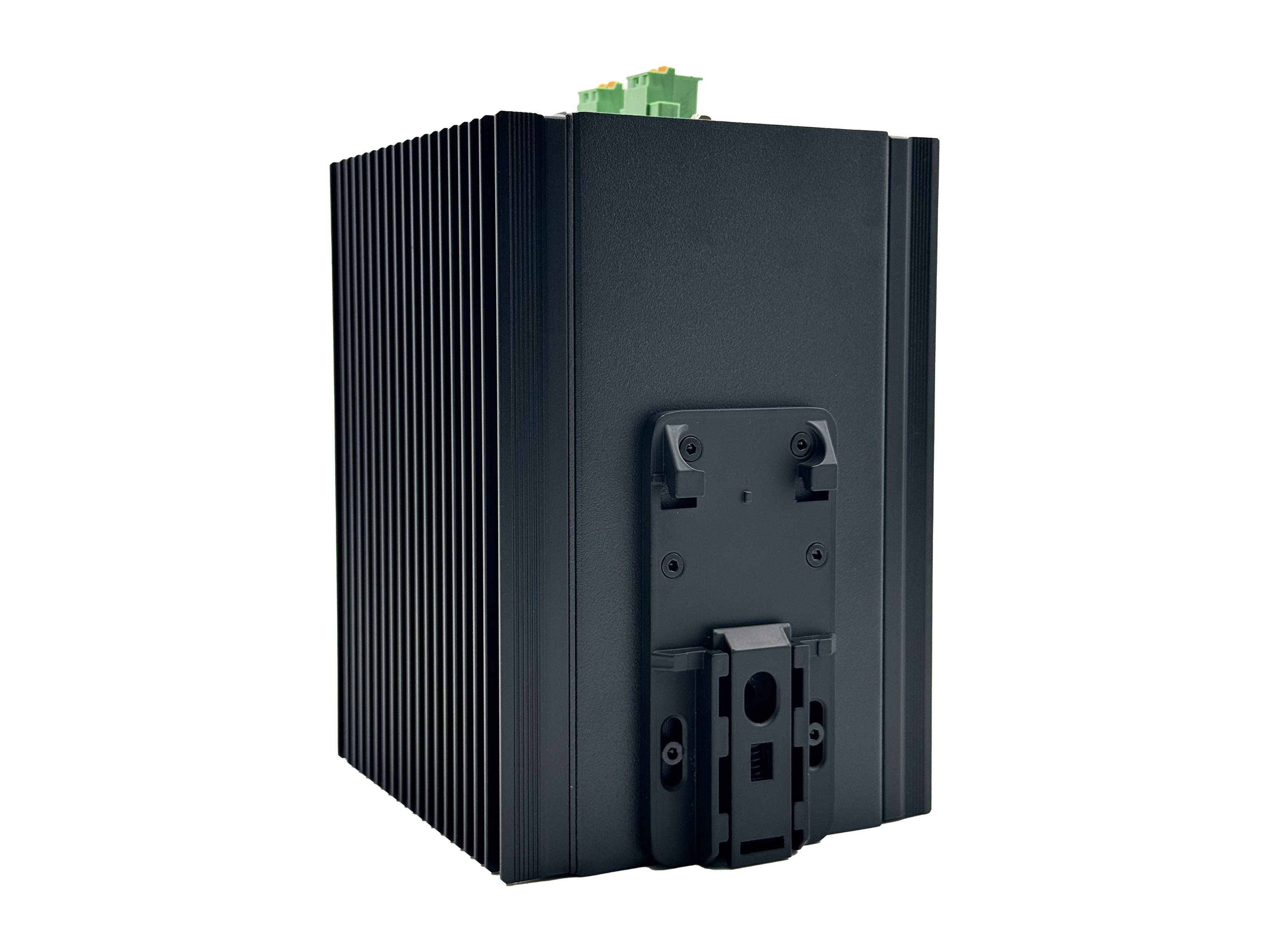 Schwarzes Industrieelektronikmodul mit Kühlrippen, Montageklammer und grünem Anschlussblock oben, isoliert auf weißem Hintergrund dargestellt.