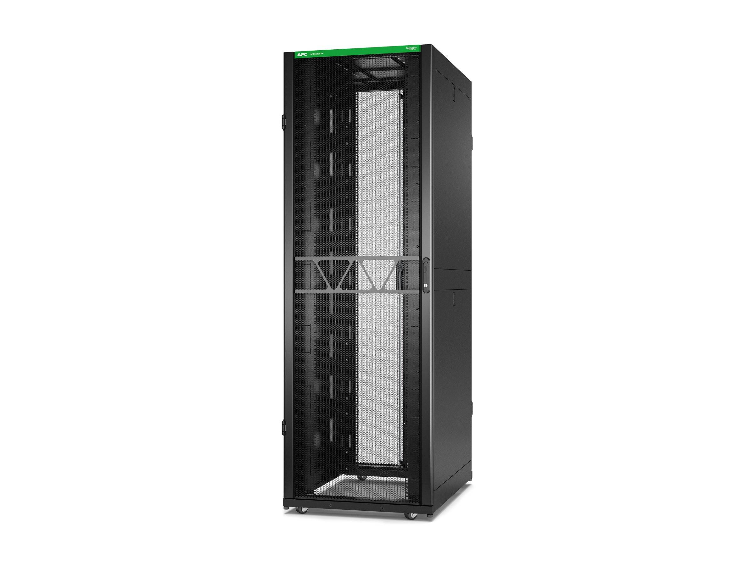 Hohes schwarzes Server-/Netzwerkausrüstungs-Rackschrank mit offener Vorderseite und perforierter Innentür, dargestellt auf weißem Hintergrund.