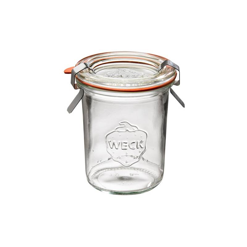 Ein durchsichtiges Glasgefäß mit einem Bügelverschluss, geprägt mit dem Wort 'Weck'. Das Glas ist leer und wird vor einem schlichten weißen Hintergrund präsentiert.