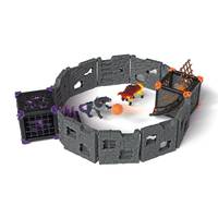 Spielzeug-Monsterset mit einer kreisförmigen grauen Festungsarena, kleinen Monsterfiguren und einem Ball im Inneren, gezeigt auf weißem Hintergrund.