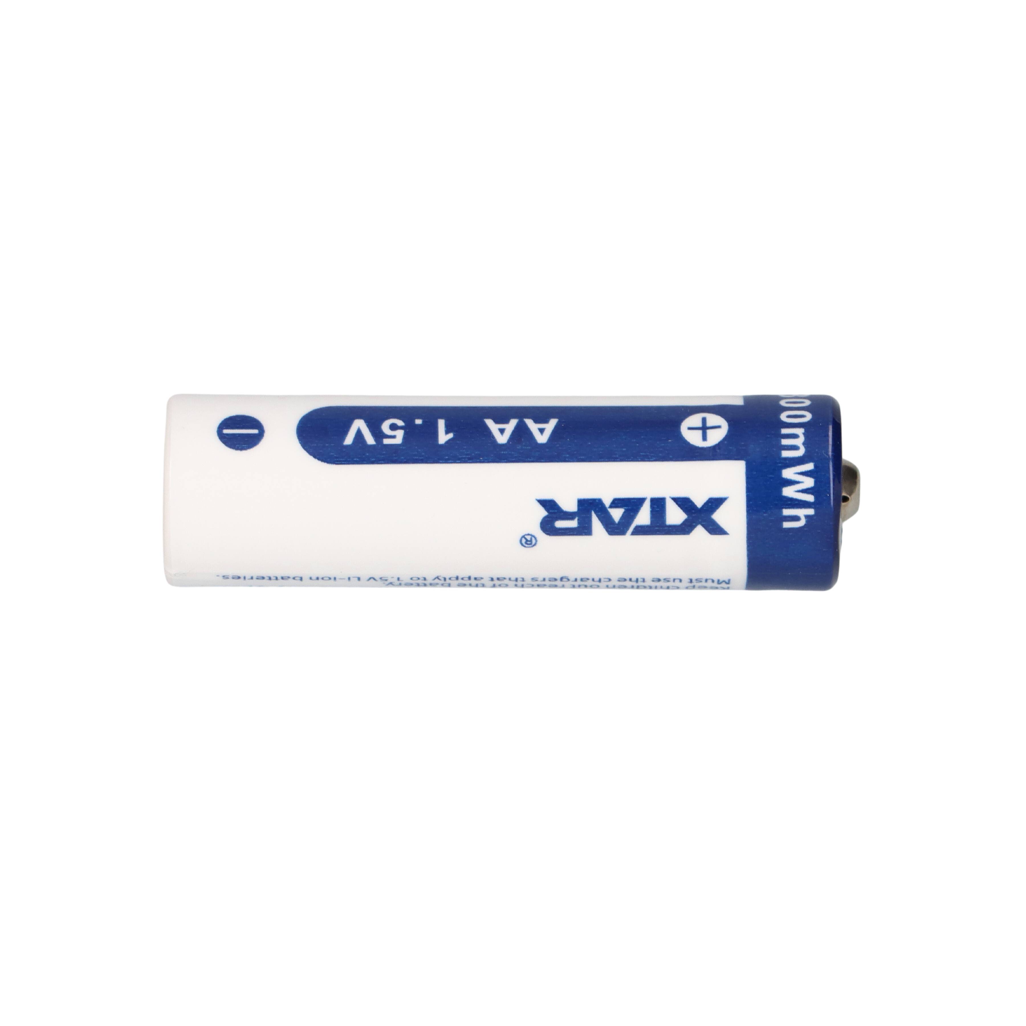 Eine weiße und blaue Xtar AA 1,5V wiederaufladbare Batterie horizontal auf einem einfachen Hintergrund dargestellt.