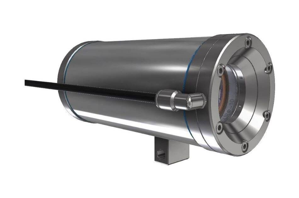 Ein zylindrisches metallisches Gerät mit einem schwarzen Kabel, das sich aus der Mitte erstreckt, möglicherweise ein industrieller Sensor oder eine Kamera, montiert auf einer kleinen Basis.