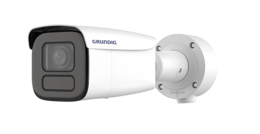 Eine weiße GRUNDIG-Bullet-Sicherheitskamera mit schwarzem Objektivgehäuse, montiert auf einer runden Schwenkhalterung vor neutralem Hintergrund.