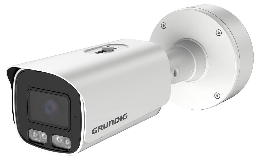 Weiße Grundig-Bullet-Sicherheitskamera an einer Wandhalterung montiert, nach außen angewinkelt dargestellt mit sichtbarem Objektiv und dualen Leuchten.