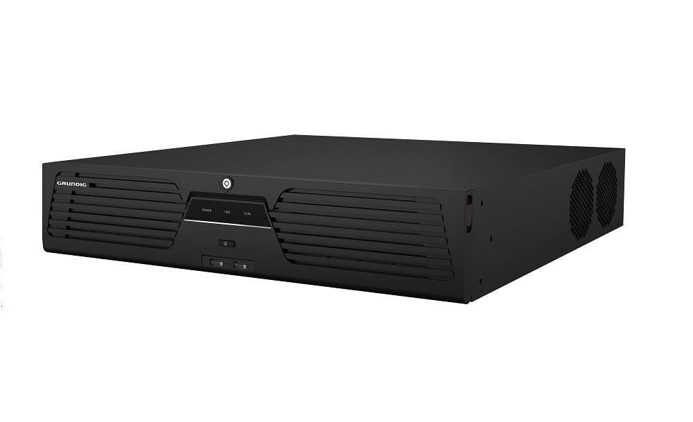Schwarzer Rack-Server oder Netzwerk-Appliance in Dreiviertelperspektive dargestellt, mit vorderen Belüftungsgittern, kleinem zentralem Display und seitlichen Kühlventilatoren.