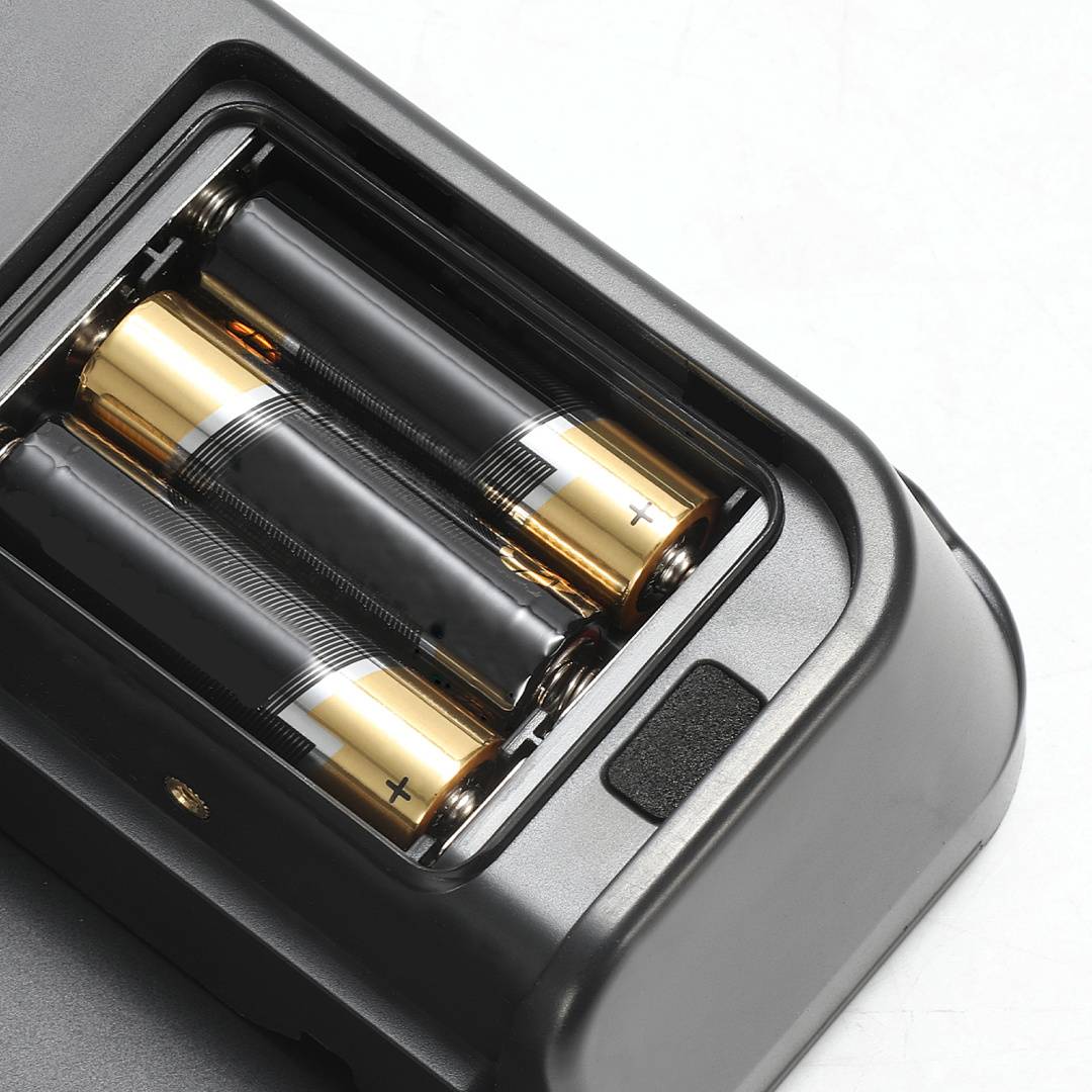 Nahaufnahme eines Batteriefachs mit drei AA-Batterien, das die in einem elektronischen Gerät installierte Stromquelle zeigt.